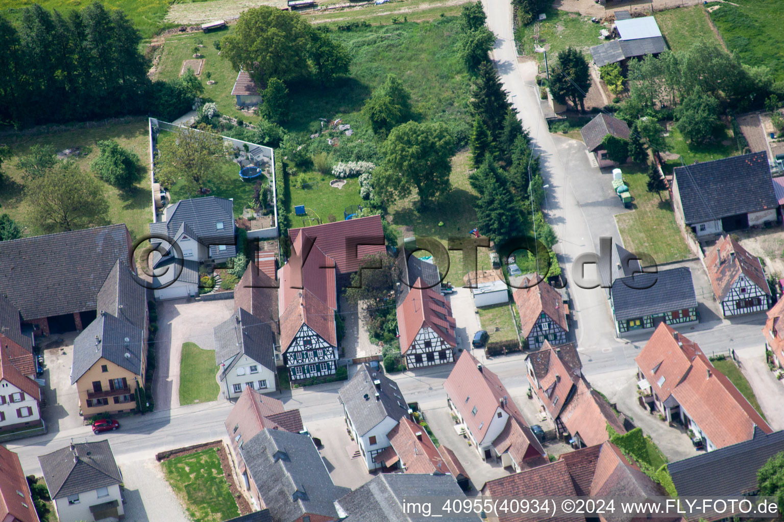 Drohnenaufname von Niederlauterbach im Bundesland Bas-Rhin, Frankreich