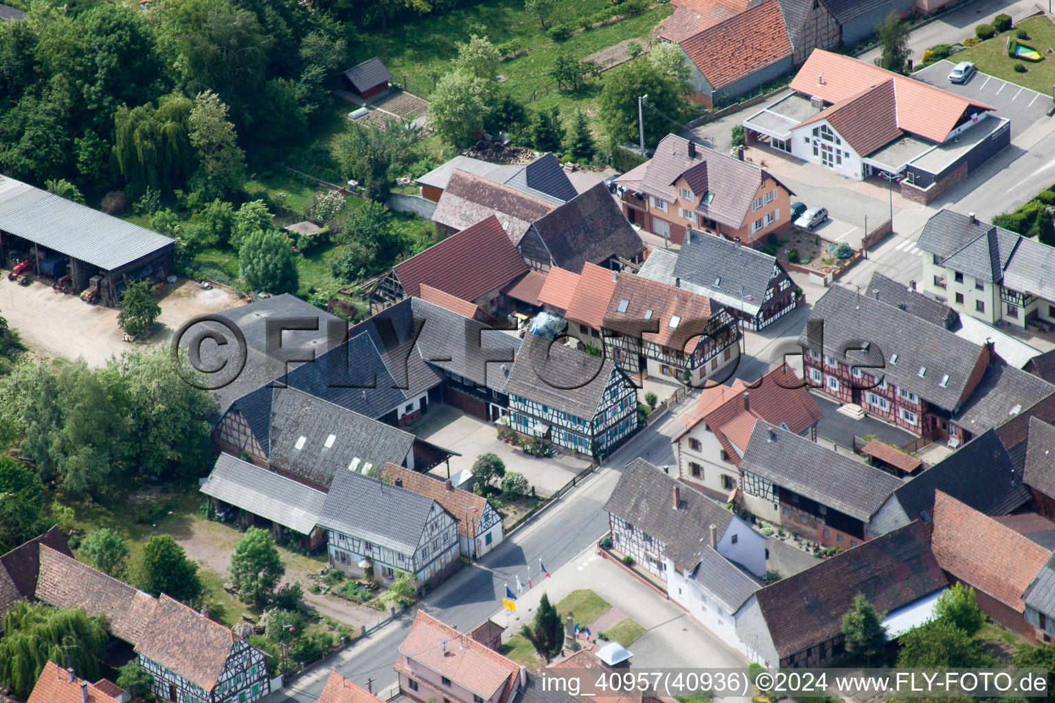 Niederlauterbach im Bundesland Bas-Rhin, Frankreich aus der Drohnenperspektive