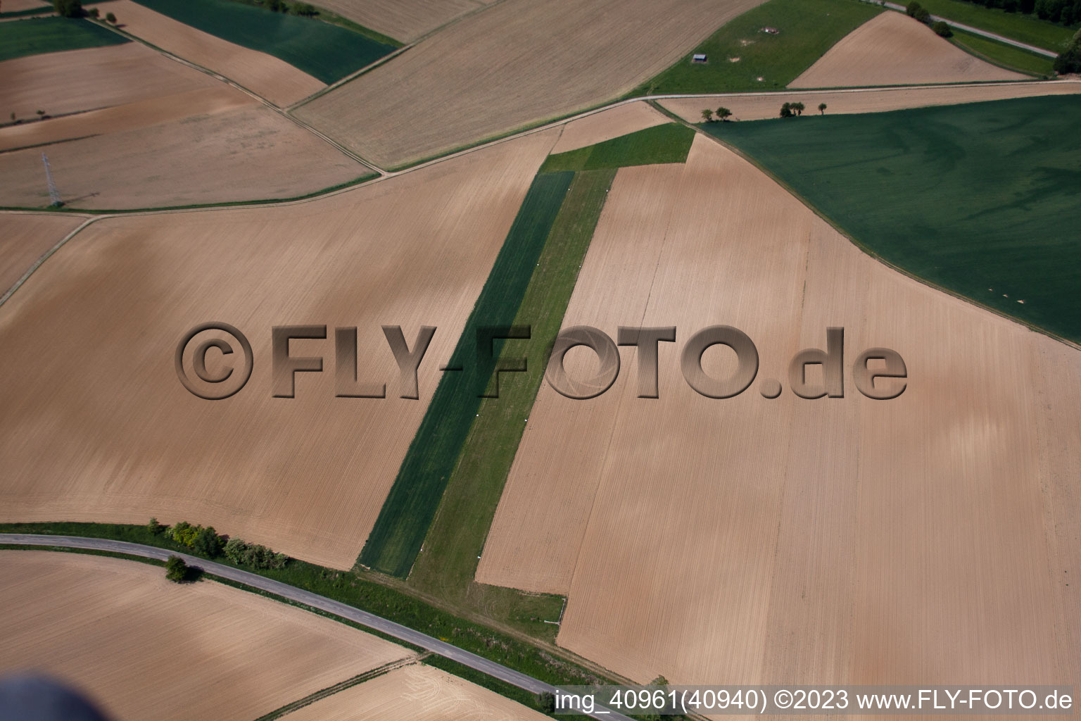 Luftaufnahme von Salmbach, UL-Platz im Bundesland Bas-Rhin, Frankreich