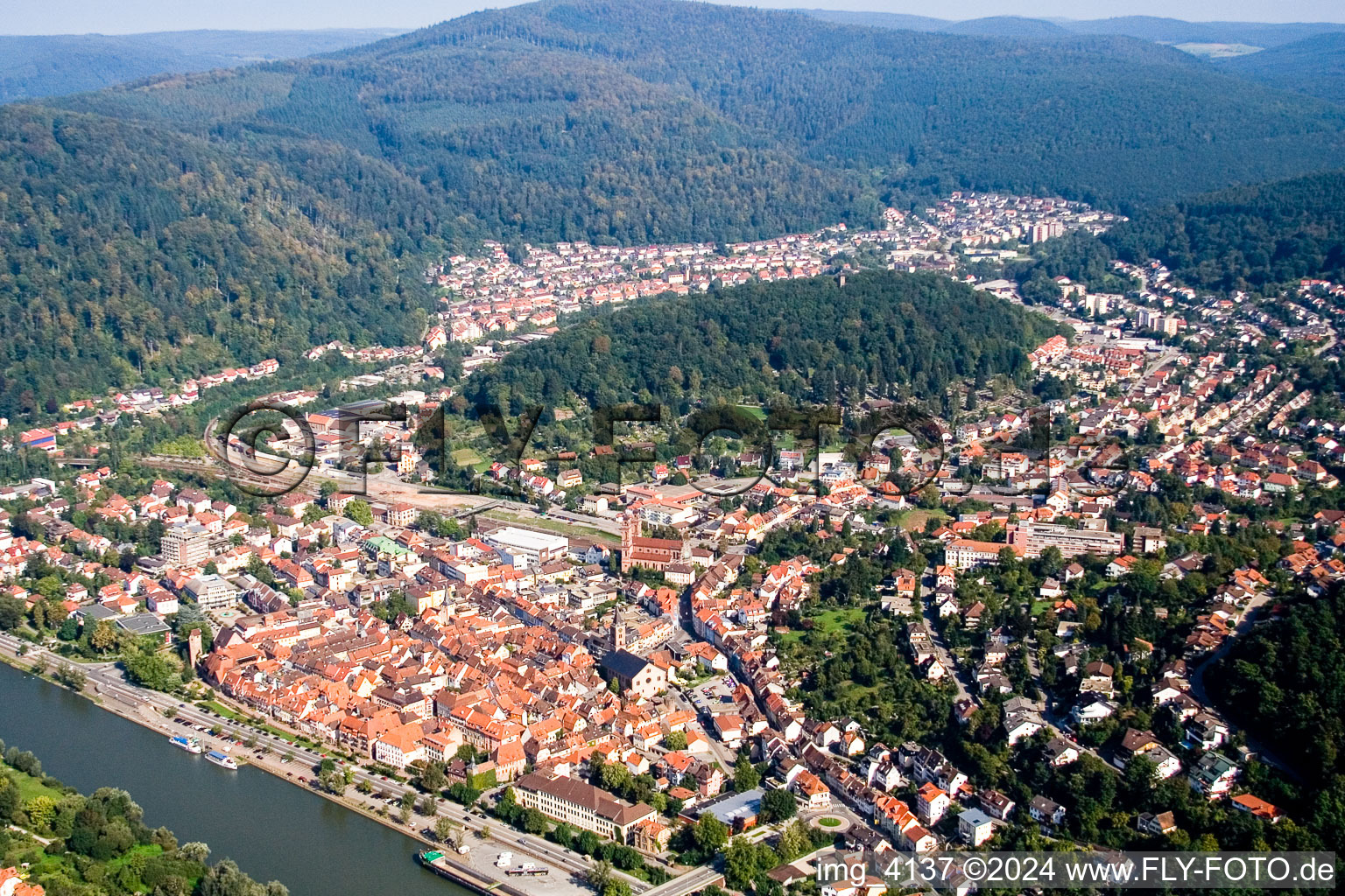 Schrägluftbild von Ortskern am Uferbereich des Neckar - Flußverlaufes in Eberbach im Bundesland Baden-Württemberg, Deutschland