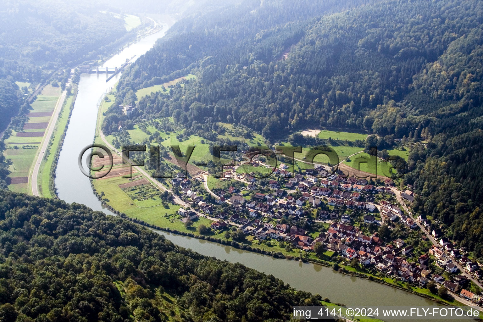Luftbild von Dorfkern an den Fluß- Uferbereichen des Neckar im Ortsteil Rockenau in Eberbach im Bundesland Baden-Württemberg, Deutschland