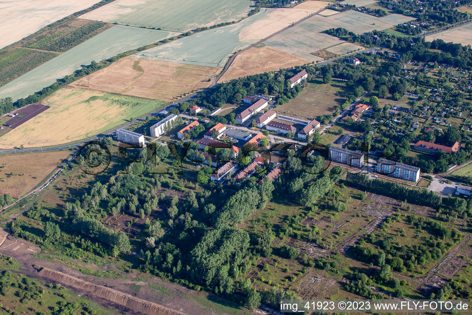 Dorf - Ansicht am Rande von landwirtschaftlichen Feldern und Nutzflächen im Ortsteil Quarmbeck in Quedlinburg im Bundesland Sachsen-Anhalt, Deutschland