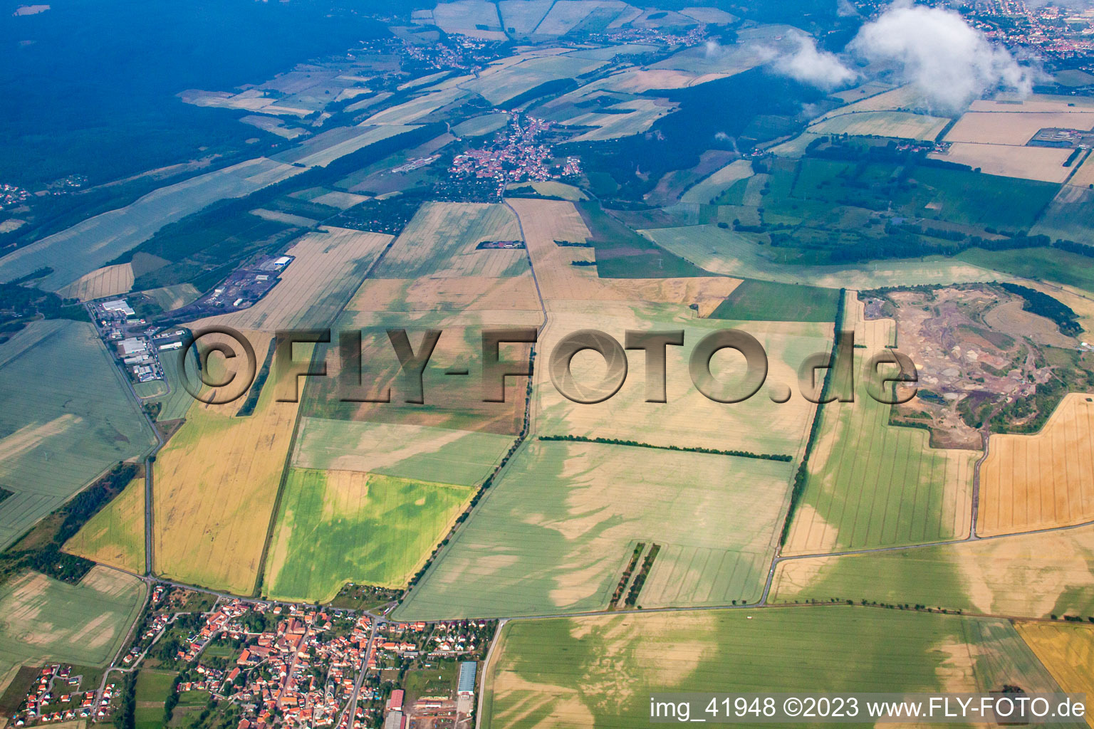 Luftaufnahme von Durch Bodenerosion und Wasser geprägte Strukturen auf landwirtschaftlichen Feldern in Thale im Bundesland Sachsen-Anhalt, Deutschland
