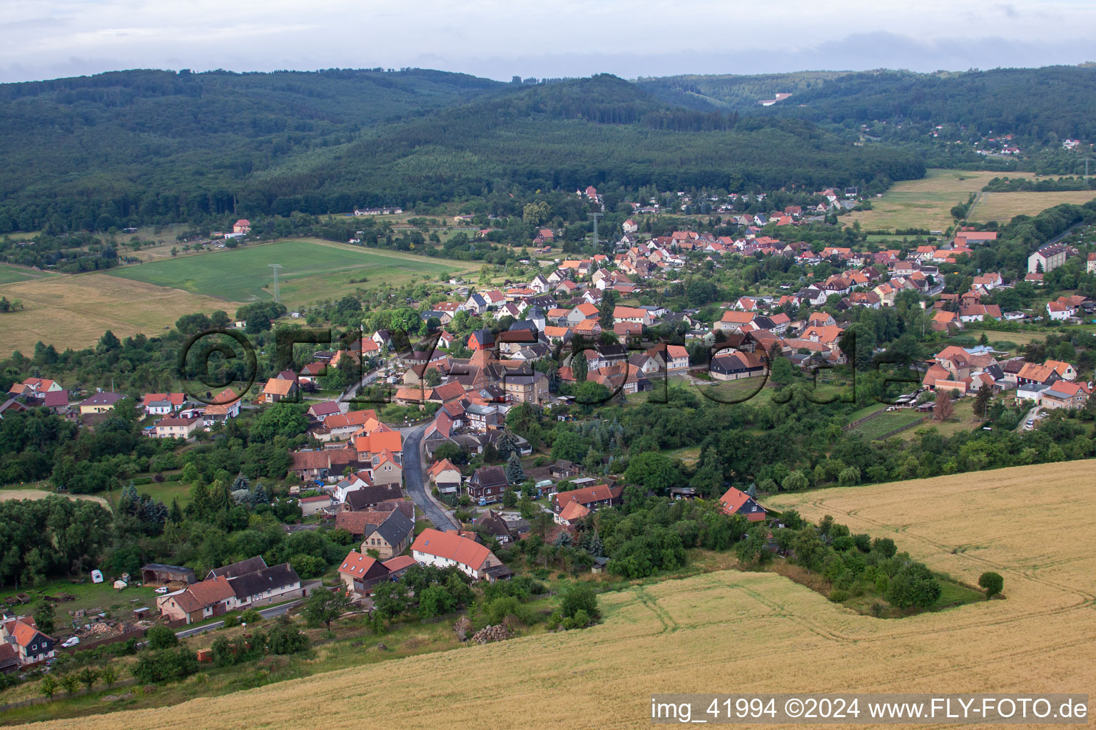 Dorf - Ansicht am Rande von landwirtschaftlichen Feldern und Nutzflächen in Wienrode in Blankenburg im Bundesland Sachsen-Anhalt, Deutschland