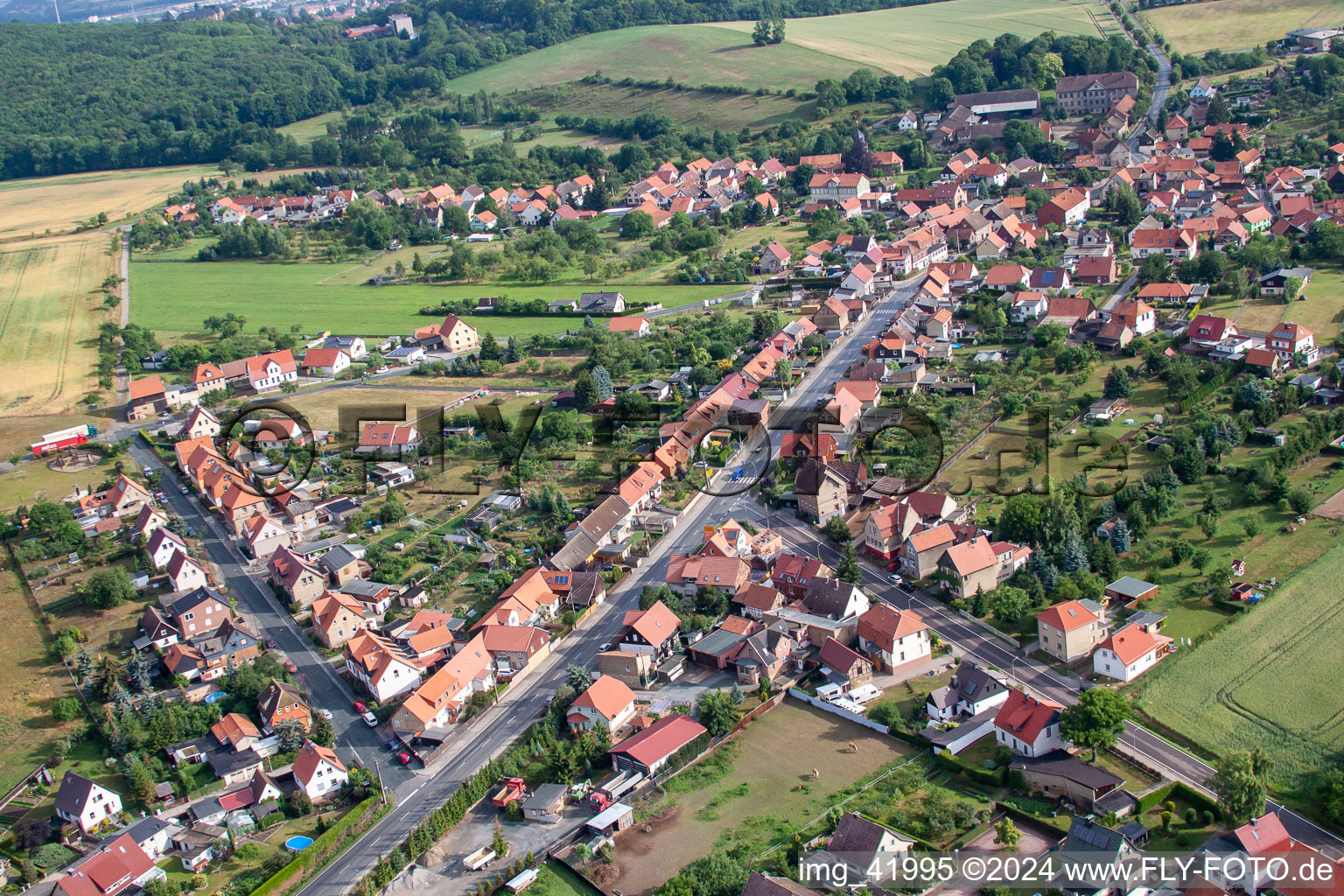Dorf - Ansicht am Rande von landwirtschaftlichen Feldern und Nutzflächen in Cattenstedt in Blankenburg im Bundesland Sachsen-Anhalt, Deutschland