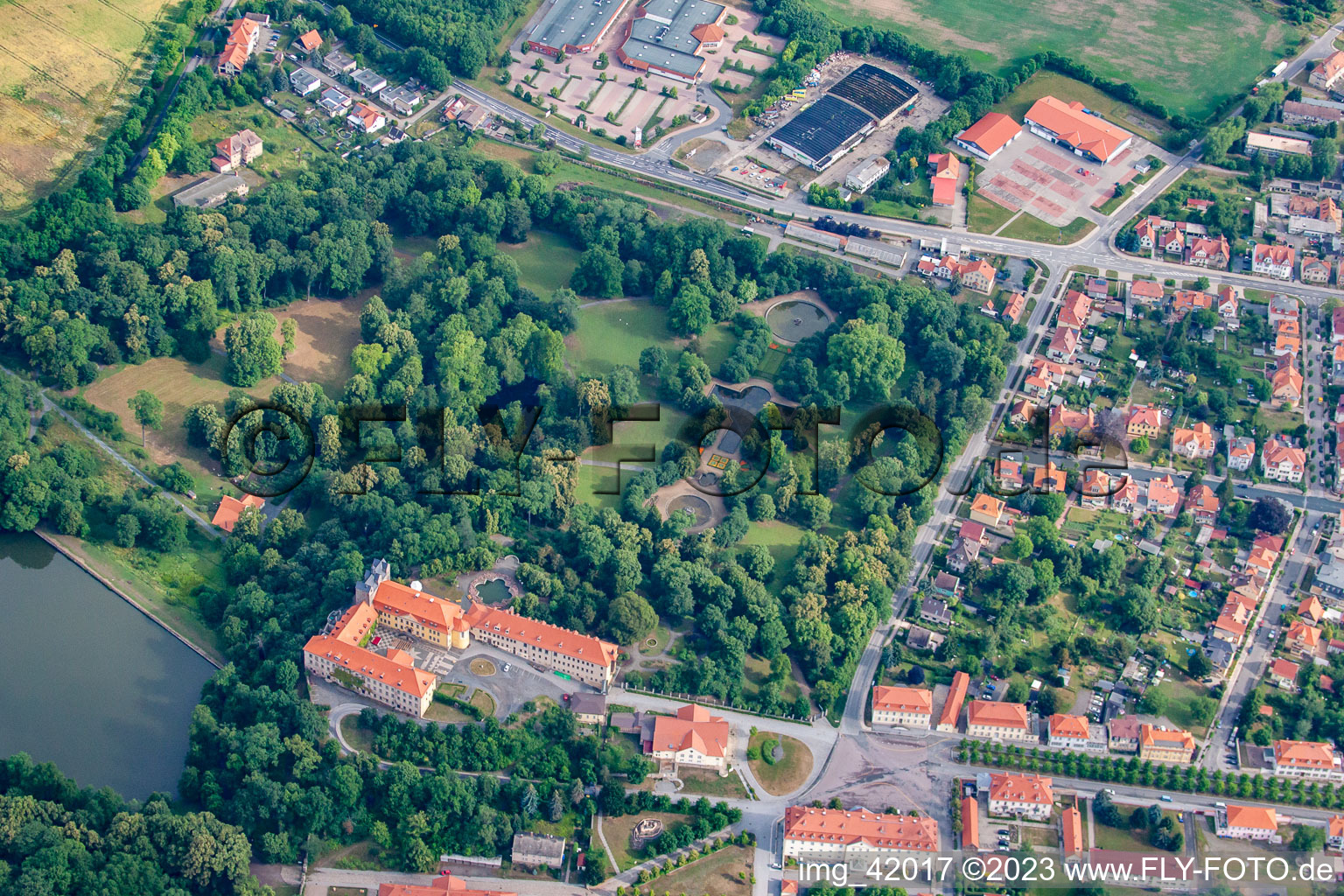 Luftbild von Schloss und Schlosspark mit Schlossteich Ballenstedt im Bundesland Sachsen-Anhalt, Deutschland