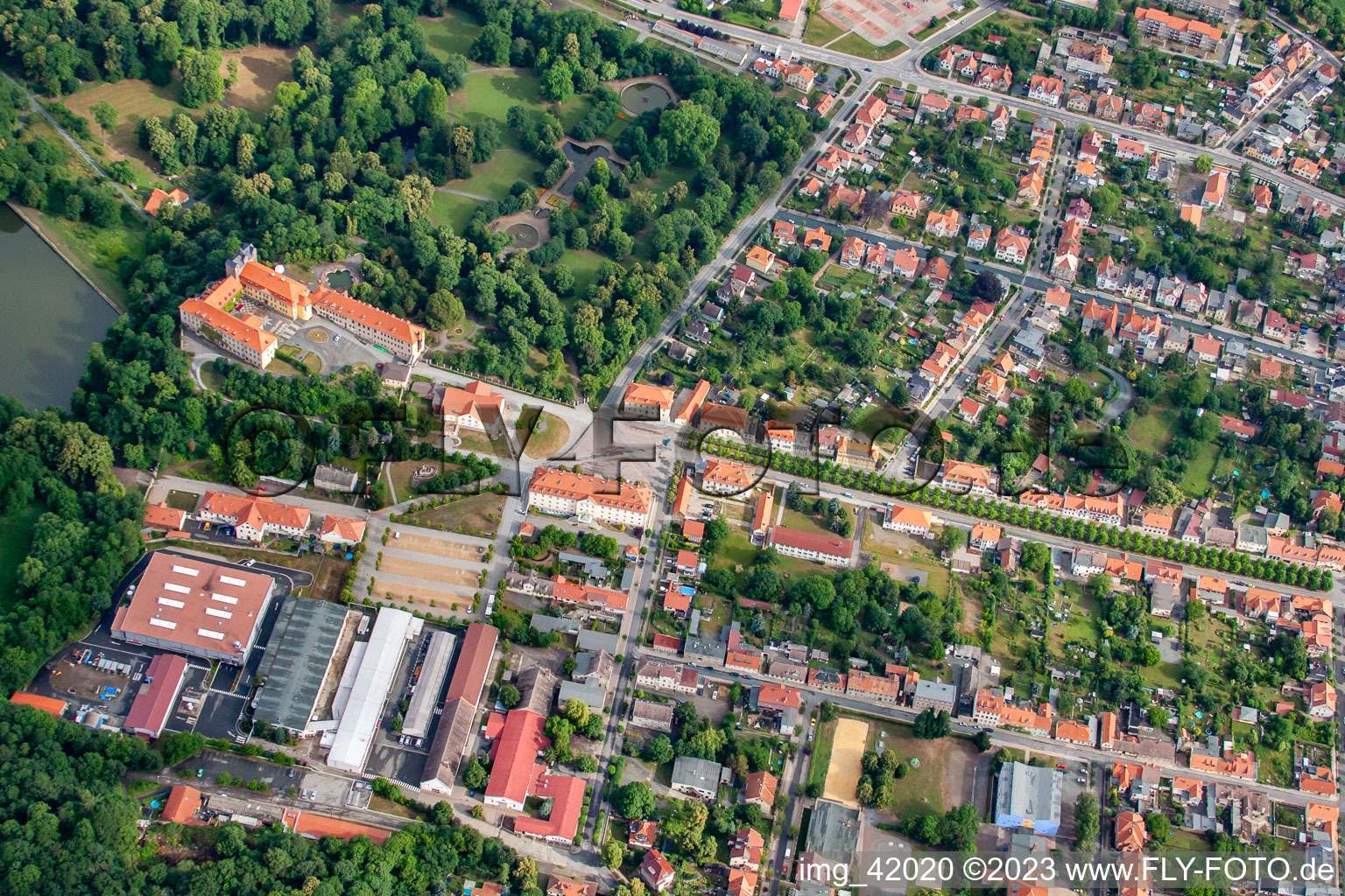 Luftaufnahme von Schloss und Schlosspark mit Schlossteich Ballenstedt im Bundesland Sachsen-Anhalt, Deutschland