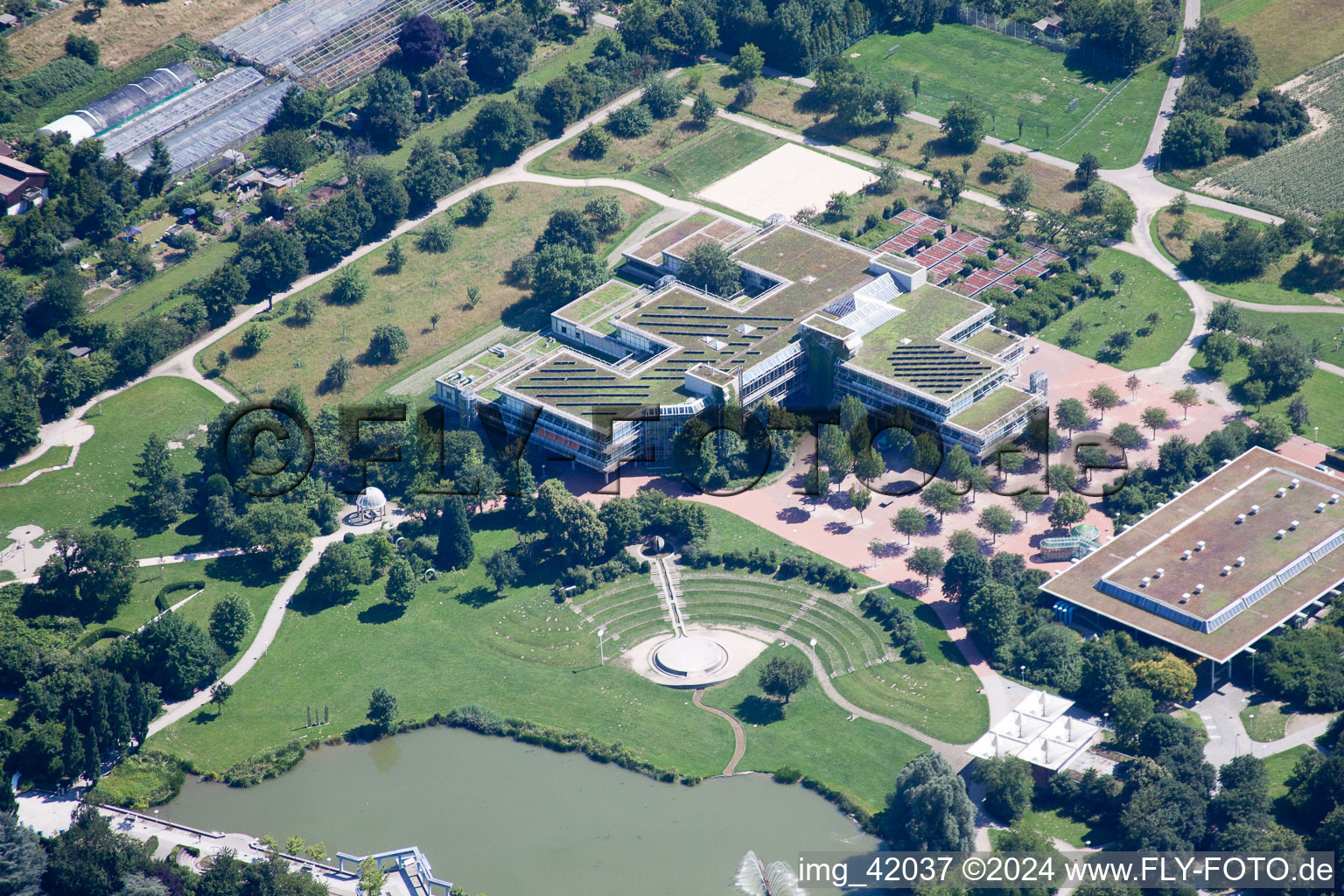 Parkanlage Horbachpark mit Horbachsee, Anne-Frank Schule und Albgauhalle in Ettlingen im Bundesland Baden-Württemberg, Deutschland