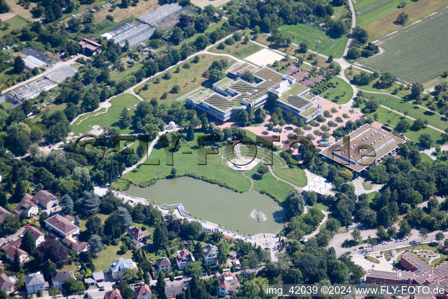 Luftbild von Parkanlage Horbachpark mit Horbachsee, Anne-Frank Schule und Albgauhalle in Ettlingen im Bundesland Baden-Württemberg, Deutschland