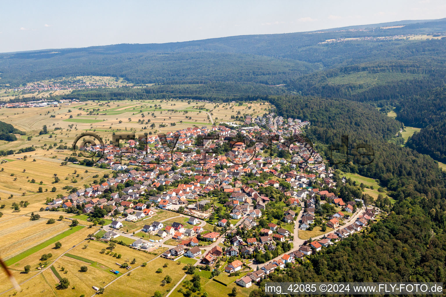 Dorf - Ansicht am Rande von landwirtschaftlichen Feldern und Nutzflächen im Ortsteil Burbach in Marxzell im Bundesland Baden-Württemberg, Deutschland