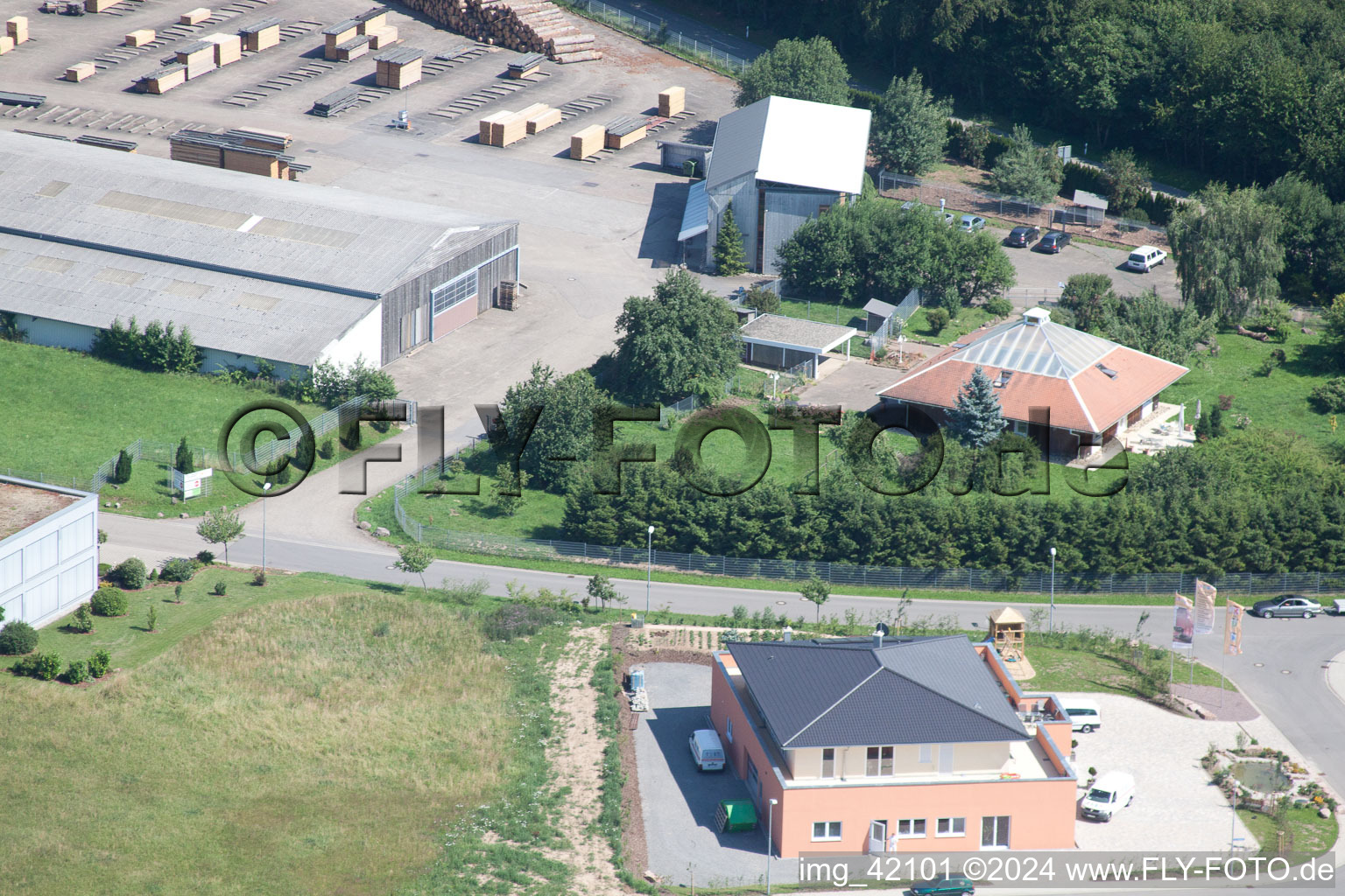 Luftbild von Gebäude und Produktionshallen auf dem Werksgelände corthum Nordschwarzwald GmbH - corthum Erdenwerk im Ortsteil Pfaffenrot in Marxzell im Bundesland Baden-Württemberg, Deutschland