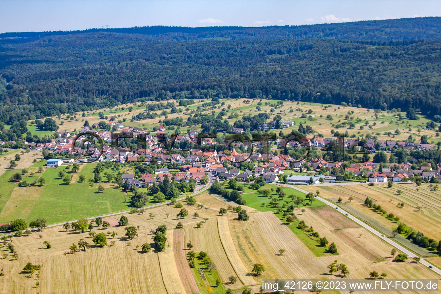 Luftaufnahme von Ortsteil Langenalb in Straubenhardt im Bundesland Baden-Württemberg, Deutschland
