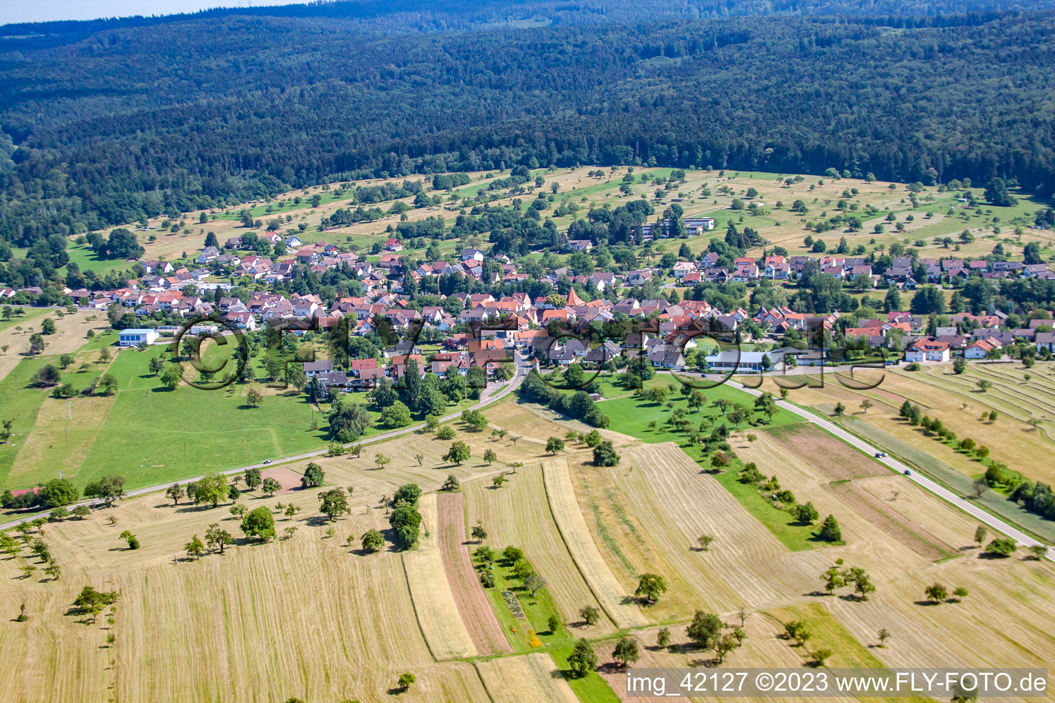 Schrägluftbild von Ortsteil Langenalb in Straubenhardt im Bundesland Baden-Württemberg, Deutschland