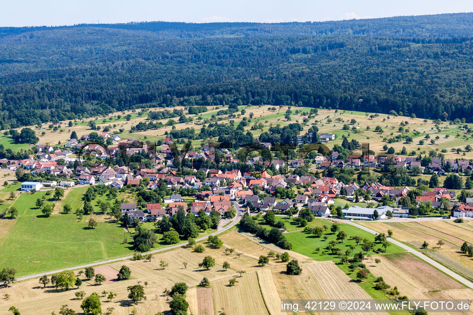 Dorf - Ansicht am Rande von landwirtschaftlichen Feldern und Nutzflächen im Ortsteil Langenalb in Straubenhardt im Bundesland Baden-Württemberg, Deutschland