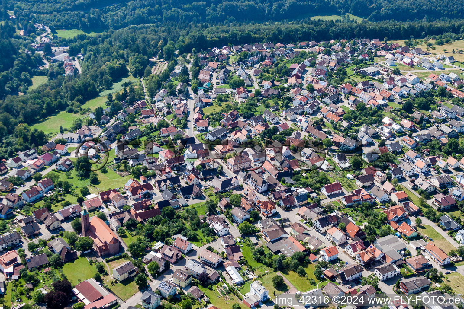 Ortsansicht der Straßen und Häuser der Wohngebiete in Pfaffenrot im Bundesland Baden-Württemberg, Deutschland