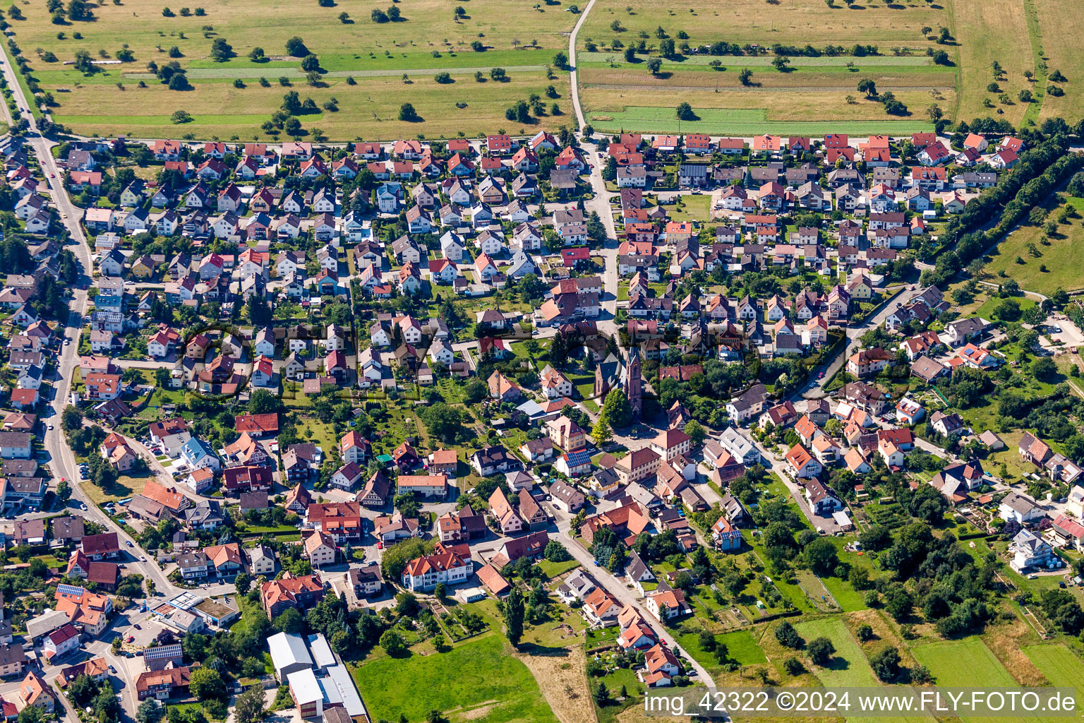 Dorf - Ansicht am Rande von landwirtschaftlichen Feldern und Nutzflächen in Schöllbronn in Ettlingen im Bundesland Baden-Württemberg, Deutschland