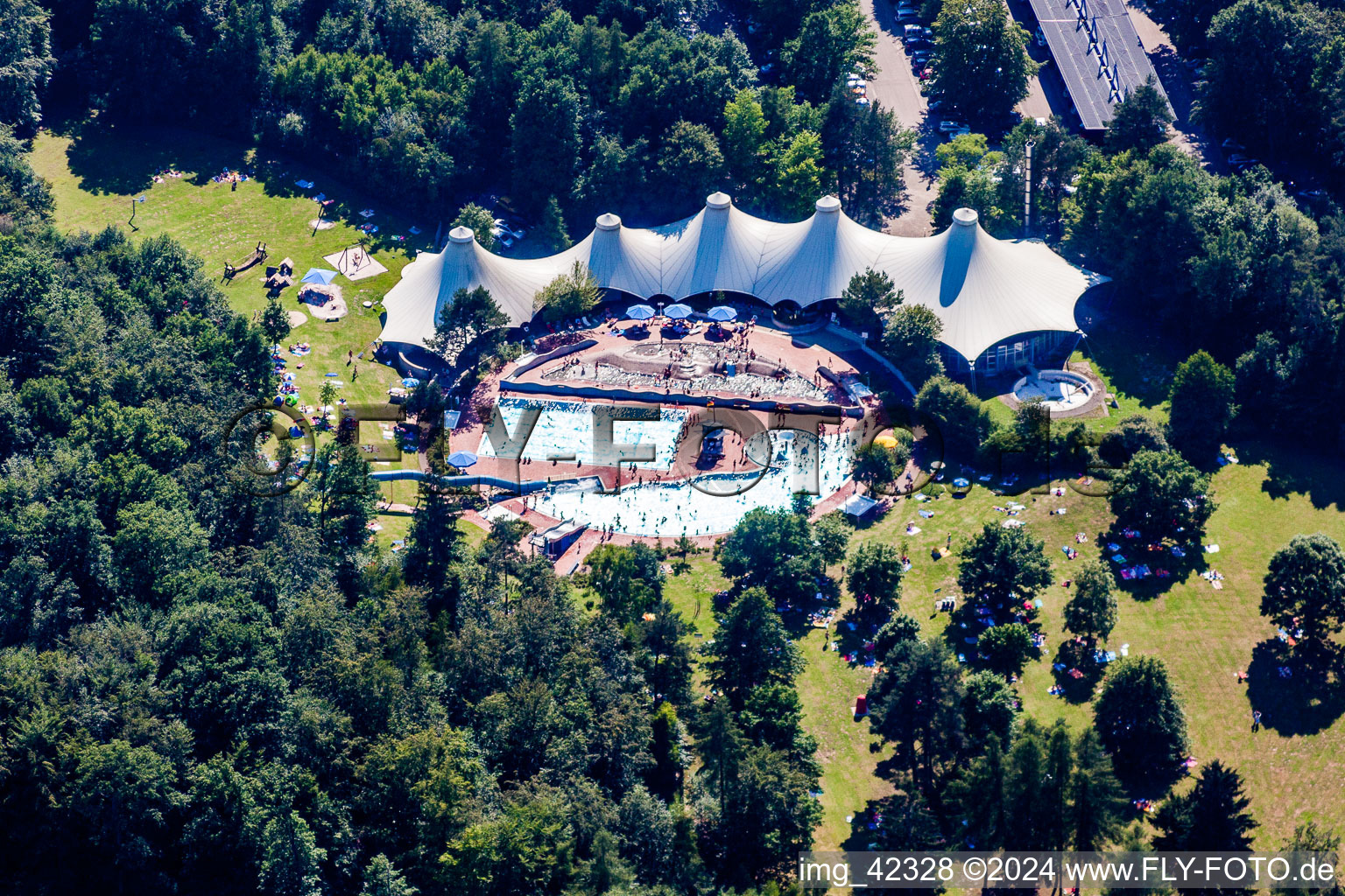 Schwimmbecken des Freibades Waldbad Schöllbronn der Stadtwerke Ettlingen in Ettlingen im Bundesland Baden-Württemberg, Deutschland