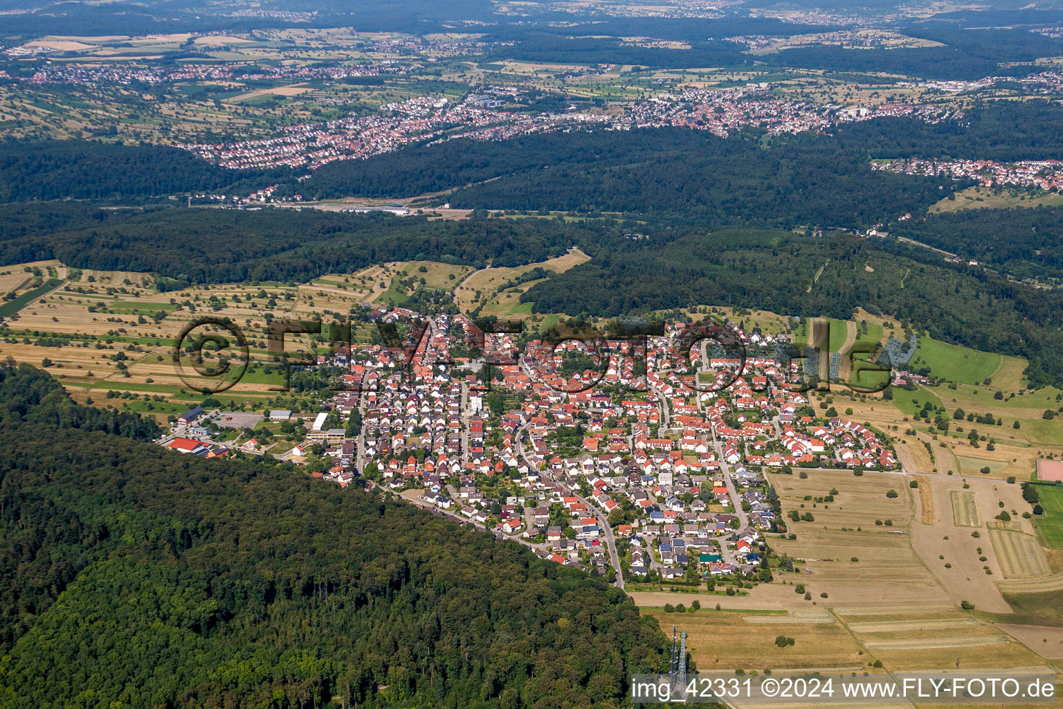 Dorf - Ansicht am Rande von landwirtschaftlichen Feldern und Nutzflächen in Spessartim Bundesland Baden-Württemberg in Ettlingen, Deutschland