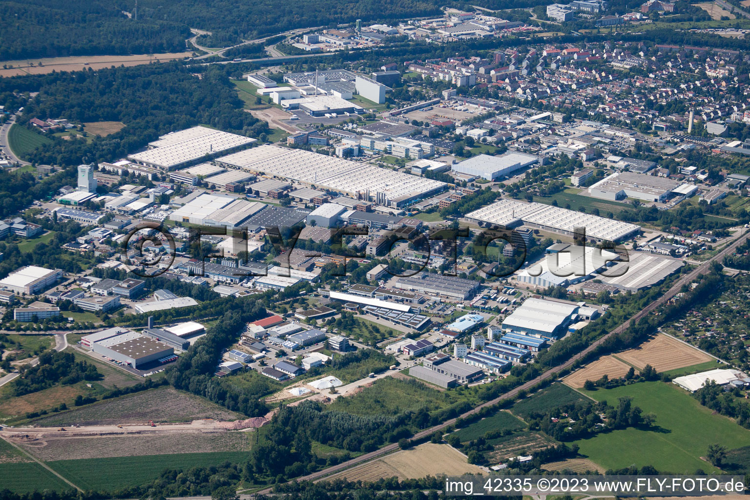 Daimler Teilelager, Mecedes Glaslager in Ettlingen im Bundesland Baden-Württemberg, Deutschland vom Flugzeug aus