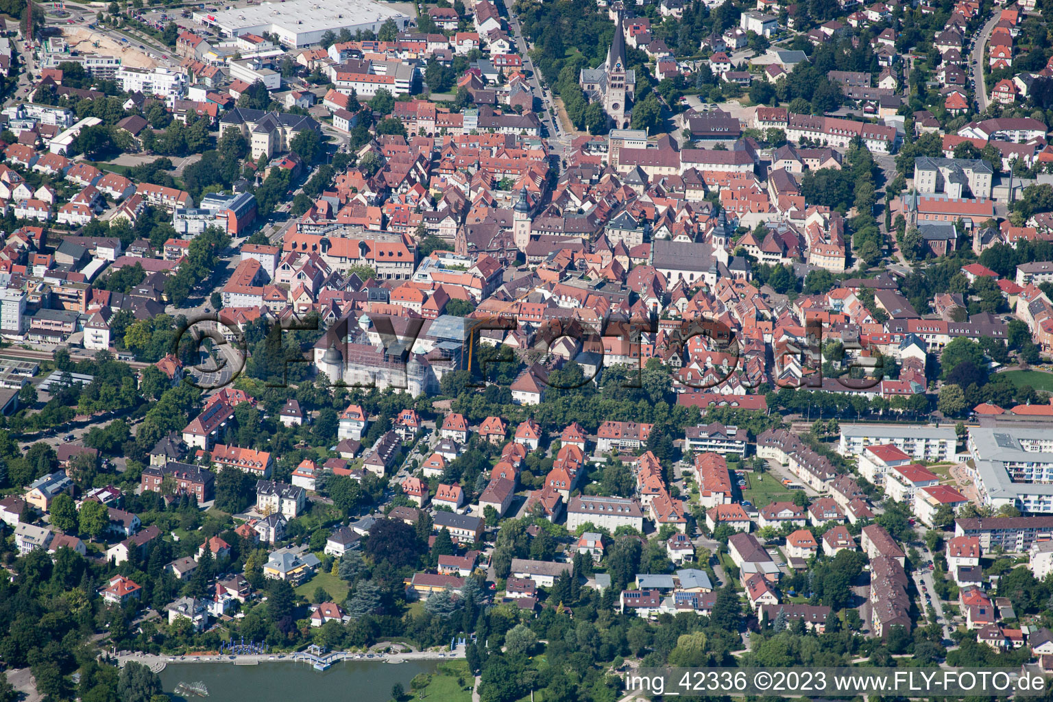 Schrägluftbild von Altstadt in Ettlingen im Bundesland Baden-Württemberg, Deutschland