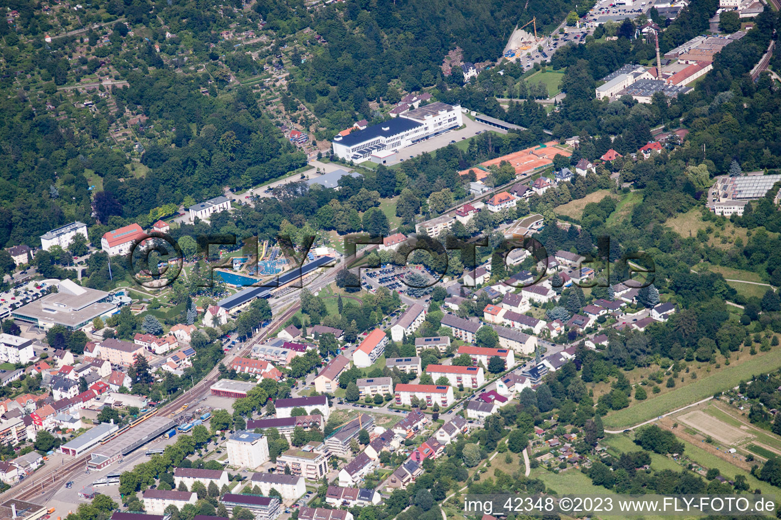Schrägluftbild von Albgaubad in Ettlingen im Bundesland Baden-Württemberg, Deutschland