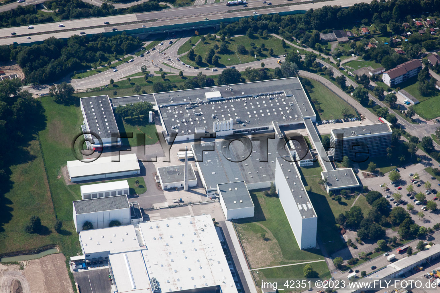 Gebäude und Produktionshallen auf dem Werksgelände Dr. Oetker Professional in Ettlingen im Bundesland Baden-Württemberg, Deutschland