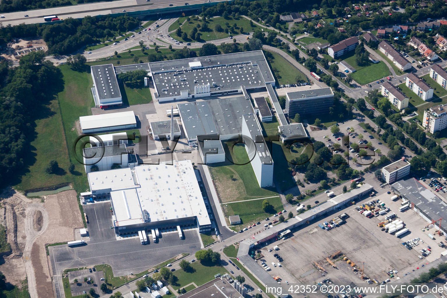 Luftbild von Gebäude und Produktionshallen auf dem Werksgelände Dr. Oetker Professional in Ettlingen im Bundesland Baden-Württemberg, Deutschland