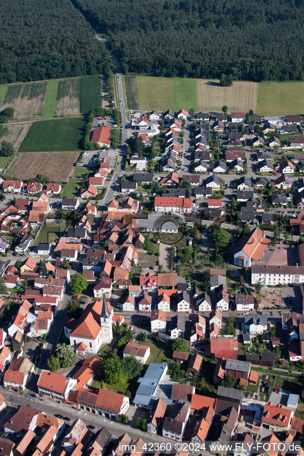 Luftaufnahme von Kirchengebäude im Dorfkern in Hatzenbühl im Bundesland Rheinland-Pfalz, Deutschland