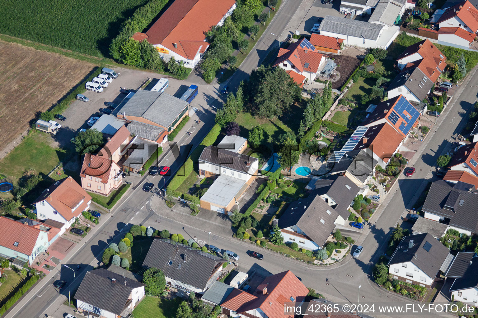 Luftbild von Gewerbegebiet und Firmenansiedlung Im Gereut in Hatzenbühl im Bundesland Rheinland-Pfalz, Deutschland
