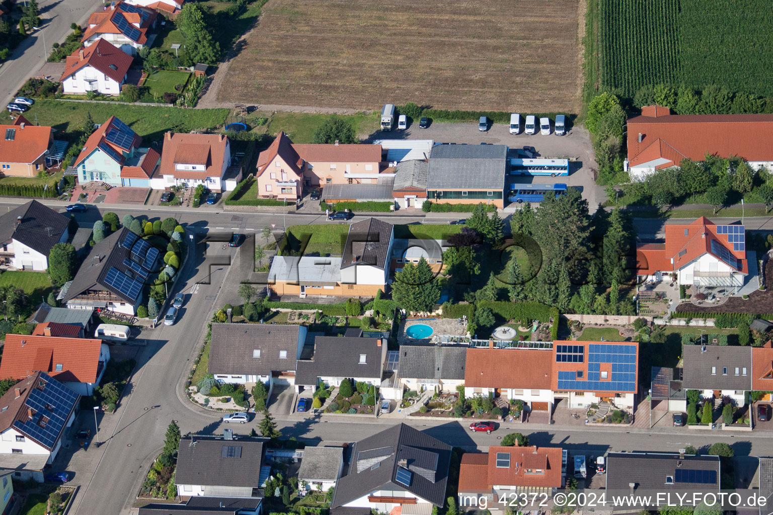 Luftaufnahme von Gewerbegebiet und Firmenansiedlung Im Gereut in Hatzenbühl im Bundesland Rheinland-Pfalz, Deutschland