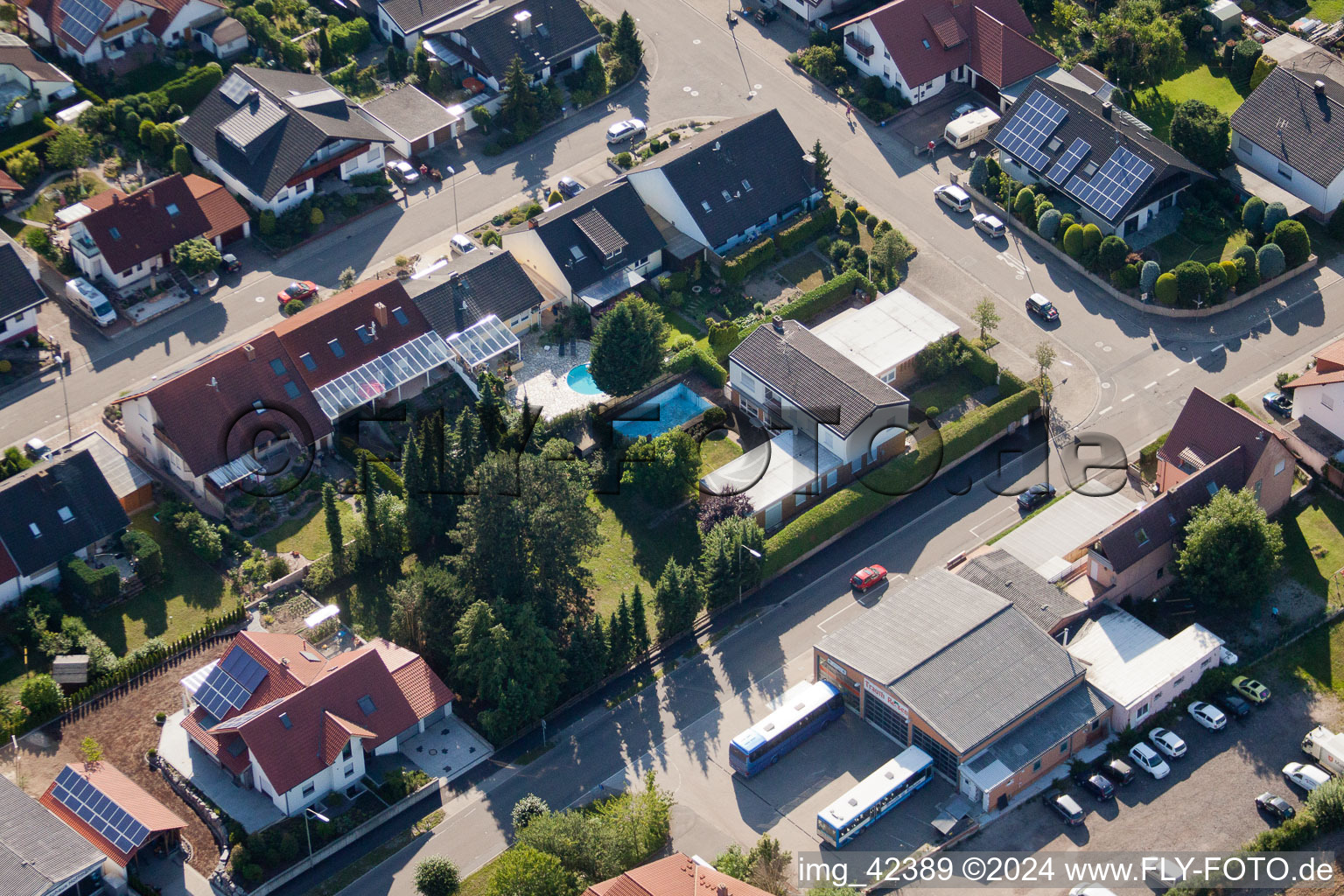 Schrägluftbild von Gewerbegebiet und Firmenansiedlung Im Gereut in Hatzenbühl im Bundesland Rheinland-Pfalz, Deutschland