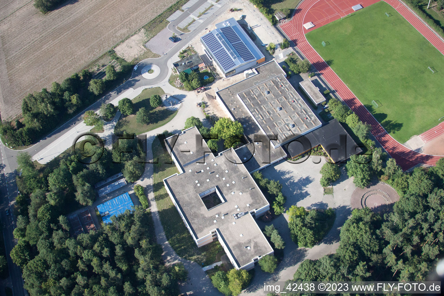 Drohnenbild von Rheinzabern, Römerbadschule im Bundesland Rheinland-Pfalz, Deutschland