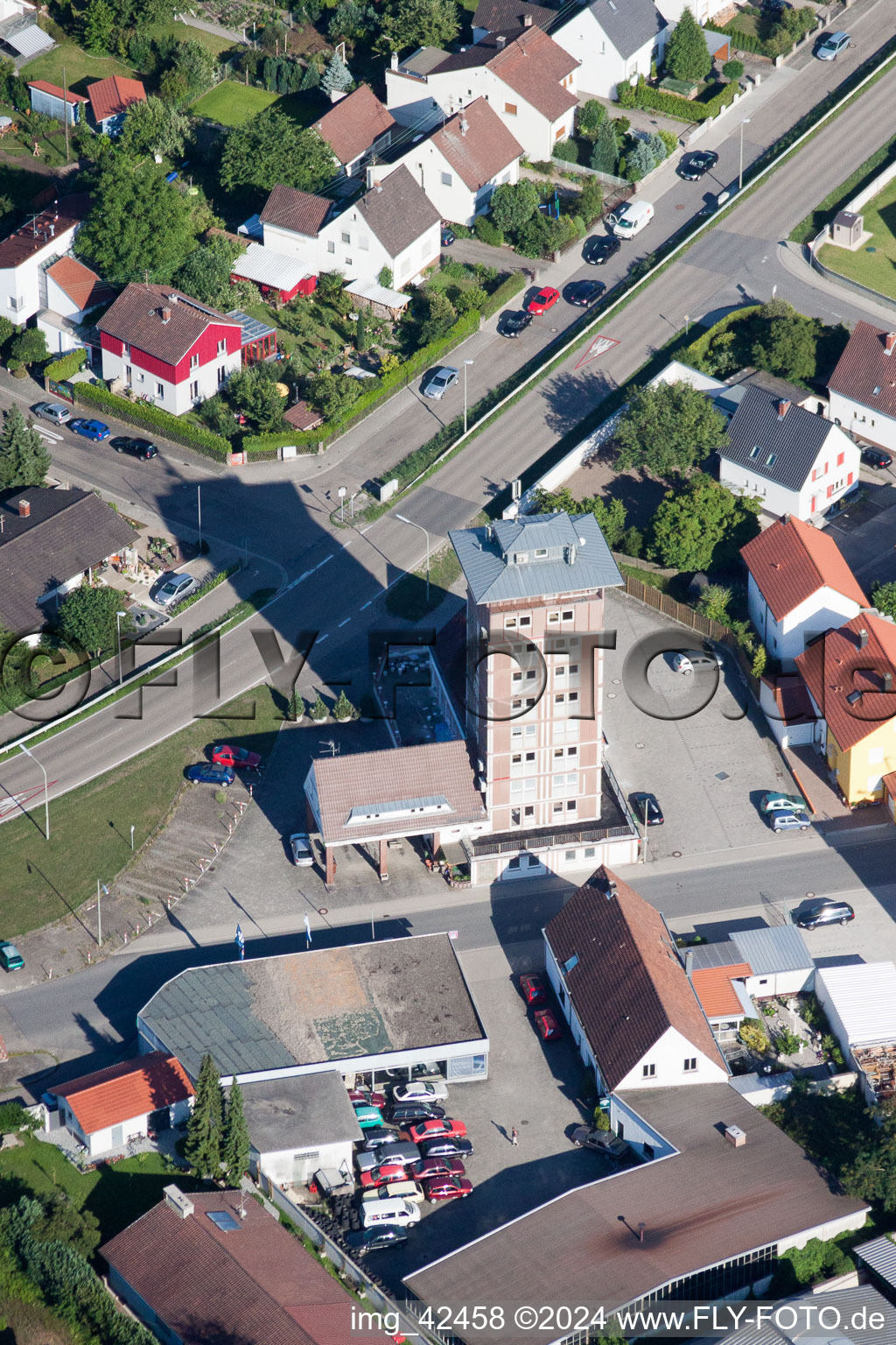 Luftaufnahme von Hochhaus- Gebäude Ludovici-Hochhaus in Jockgrim im Bundesland Rheinland-Pfalz, Deutschland