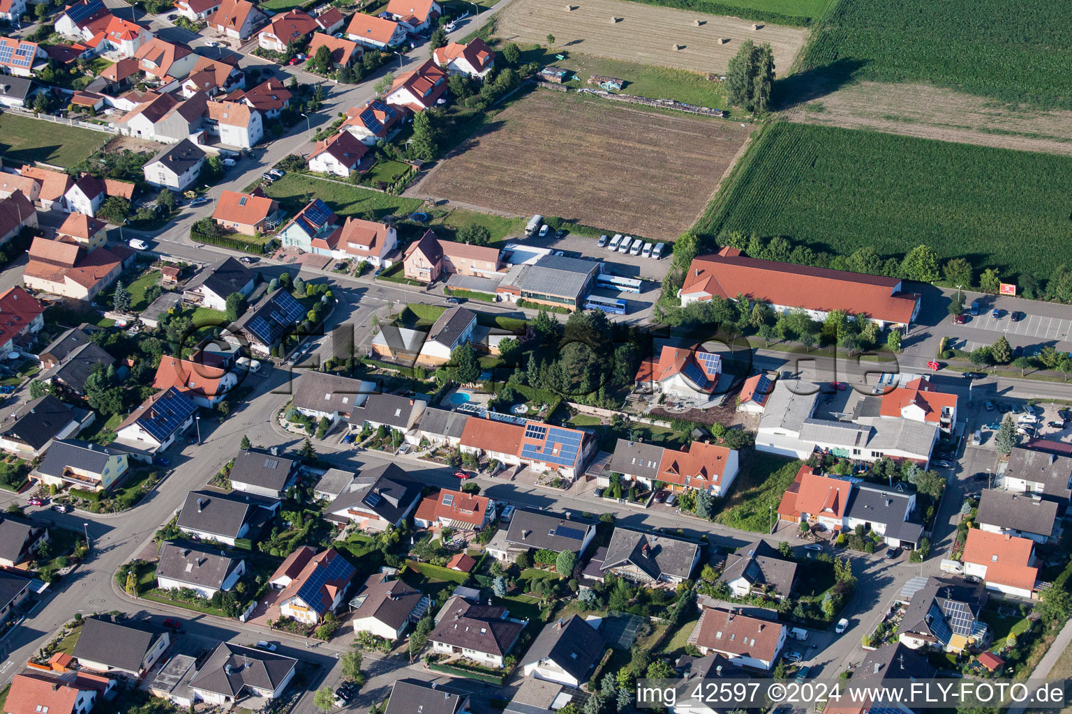 Gewerbegebiet und Firmenansiedlung Im Gereut in Hatzenbühl im Bundesland Rheinland-Pfalz, Deutschland von oben
