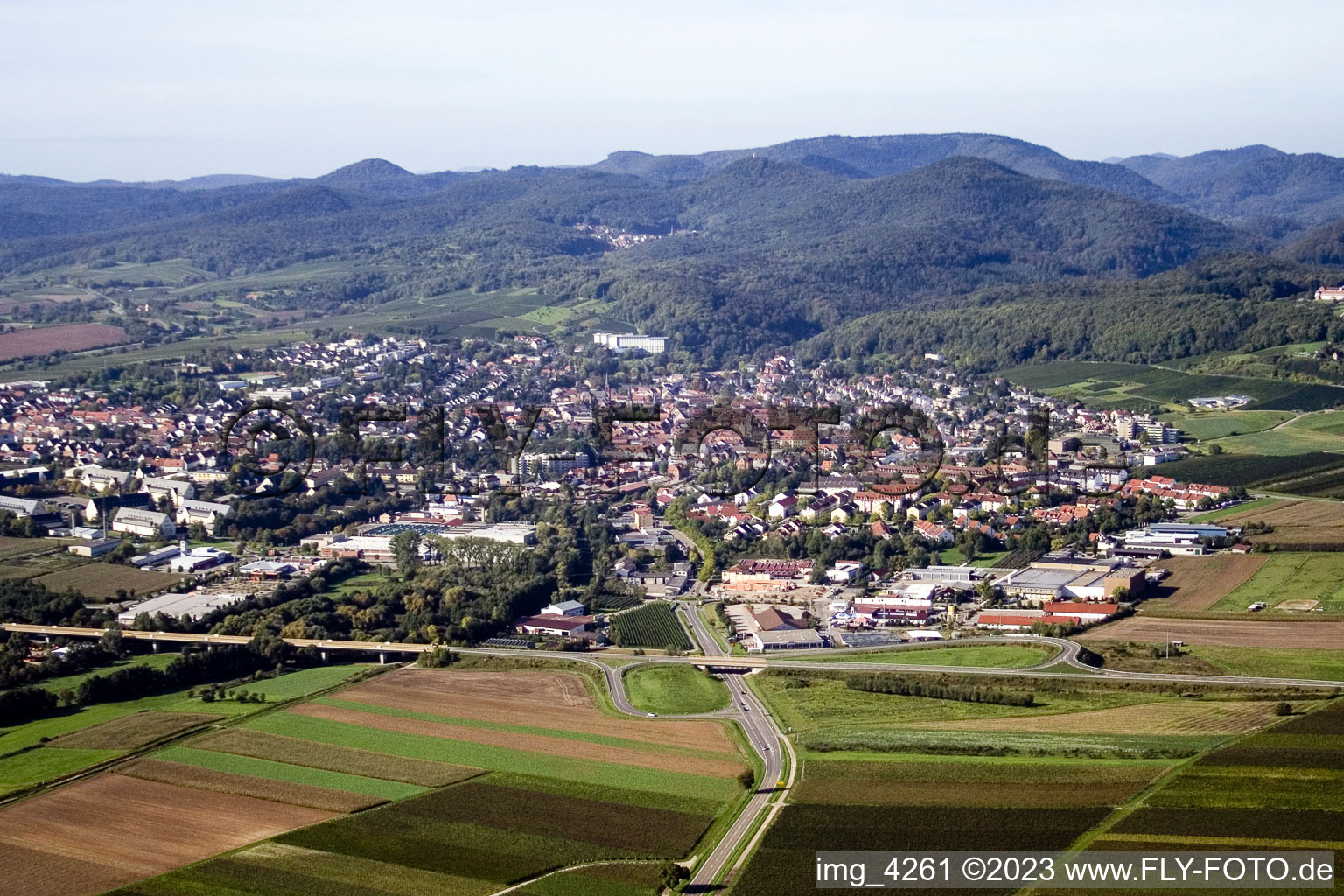 Bad Bergzabern von Osten im Bundesland Rheinland-Pfalz, Deutschland