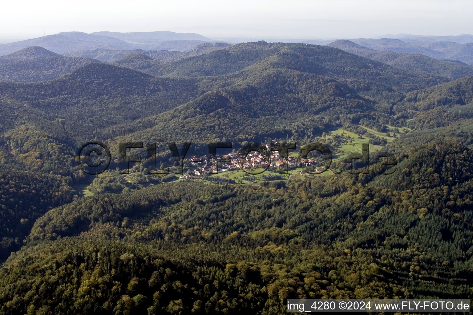 Luftaufnahme von Ortsansicht der Straßen und Häuser der Wohngebiete in Böllenborn im Bundesland Rheinland-Pfalz, Deutschland