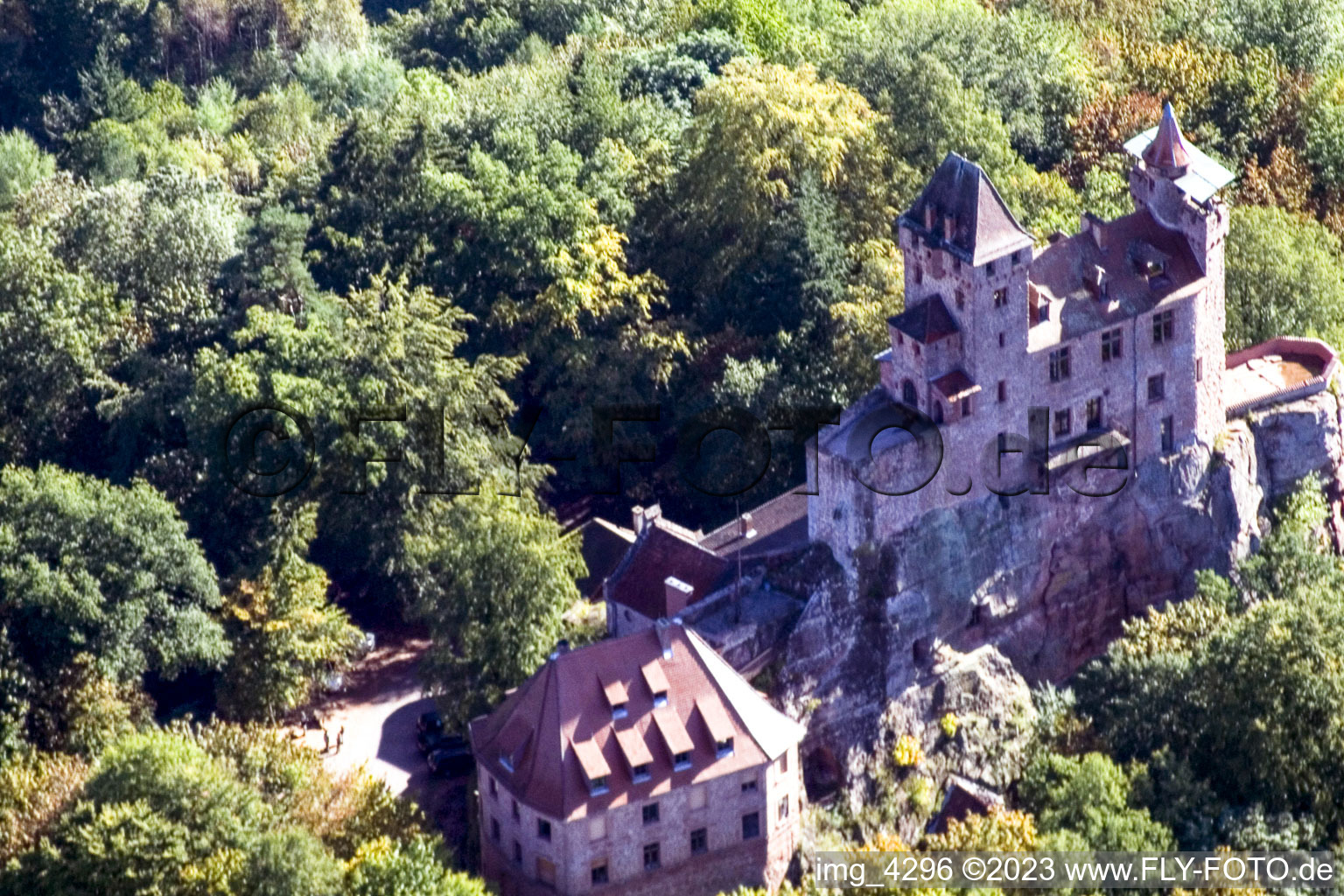 Erlenbach bei Dahn, Burg Berwartstein im Bundesland Rheinland-Pfalz, Deutschland von oben gesehen