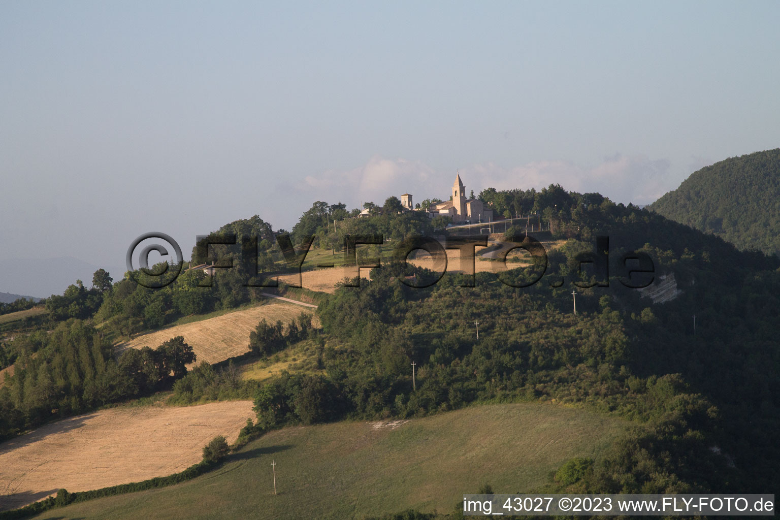 Drohnenaufname von Isola di Fano im Bundesland The Marches, Italien