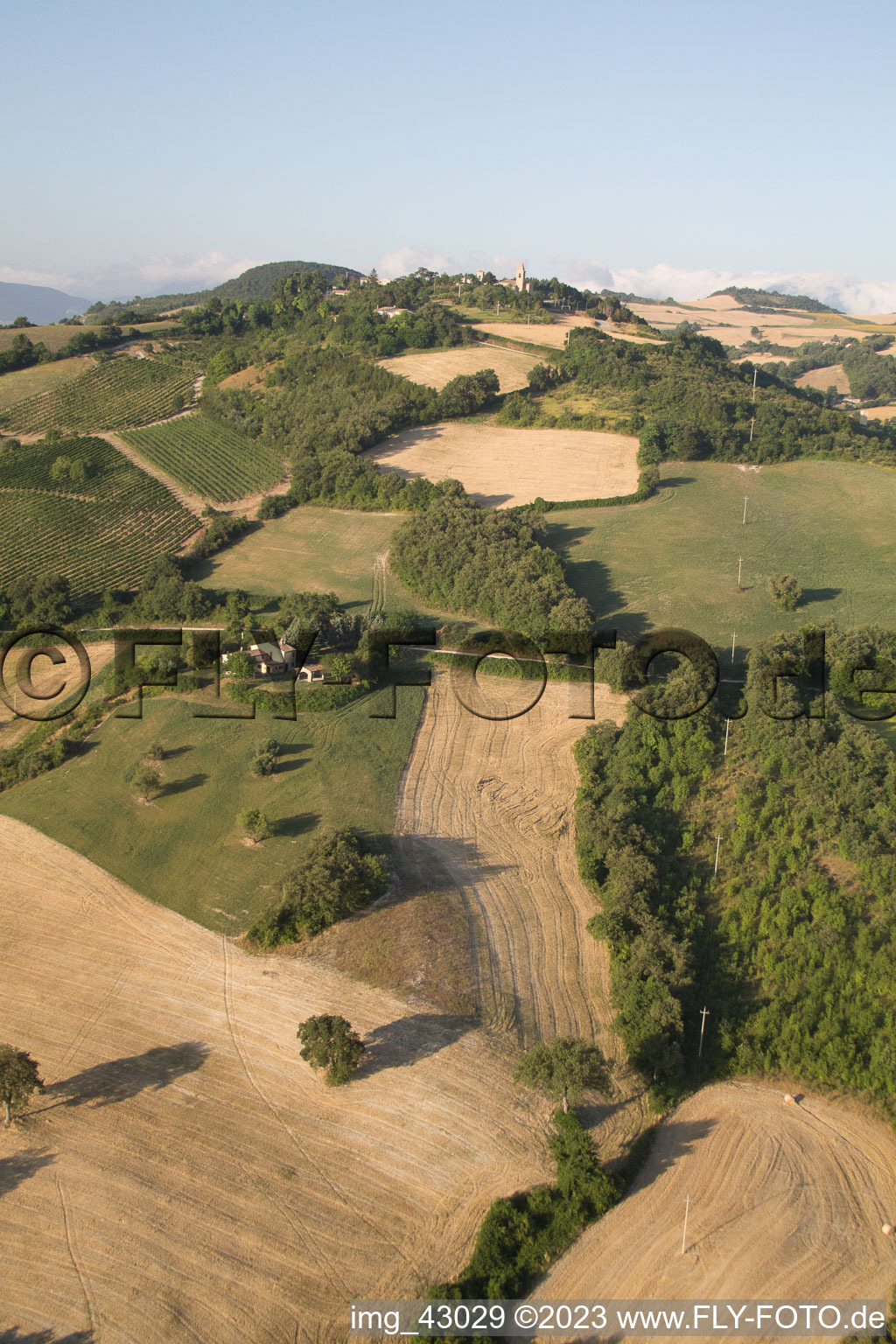 Drohnenbild von Isola di Fano im Bundesland The Marches, Italien