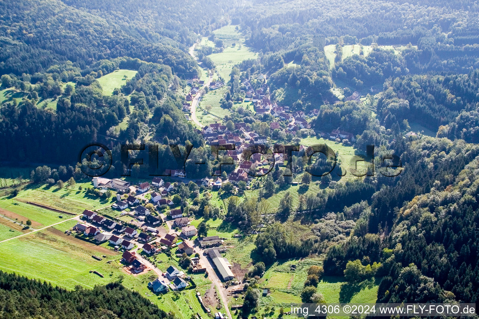 Luftaufnahme von Dorf - Ansicht von Bobenthal im Bundesland Rheinland-Pfalz, Deutschland