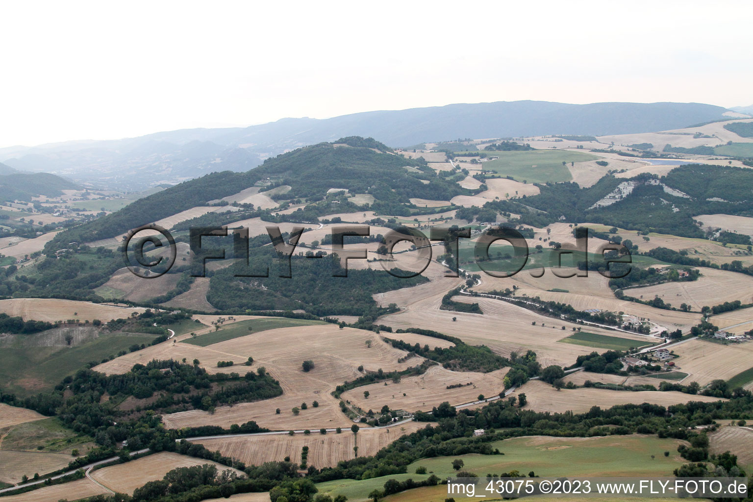 Schrägluftbild von Cartoceto im Bundesland The Marches, Italien
