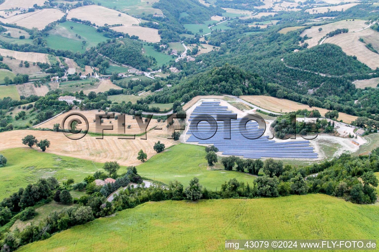 Panelreihen der Photovoltaikanlage in Cartoceto in Marche im Bundesland The Marches, Italien
