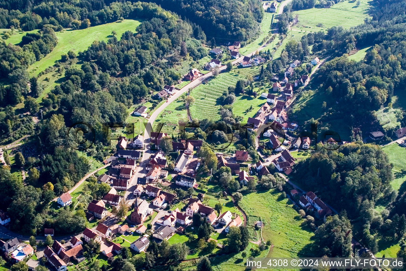 Schrägluftbild von Dorf - Ansicht von Bobenthal im Bundesland Rheinland-Pfalz, Deutschland
