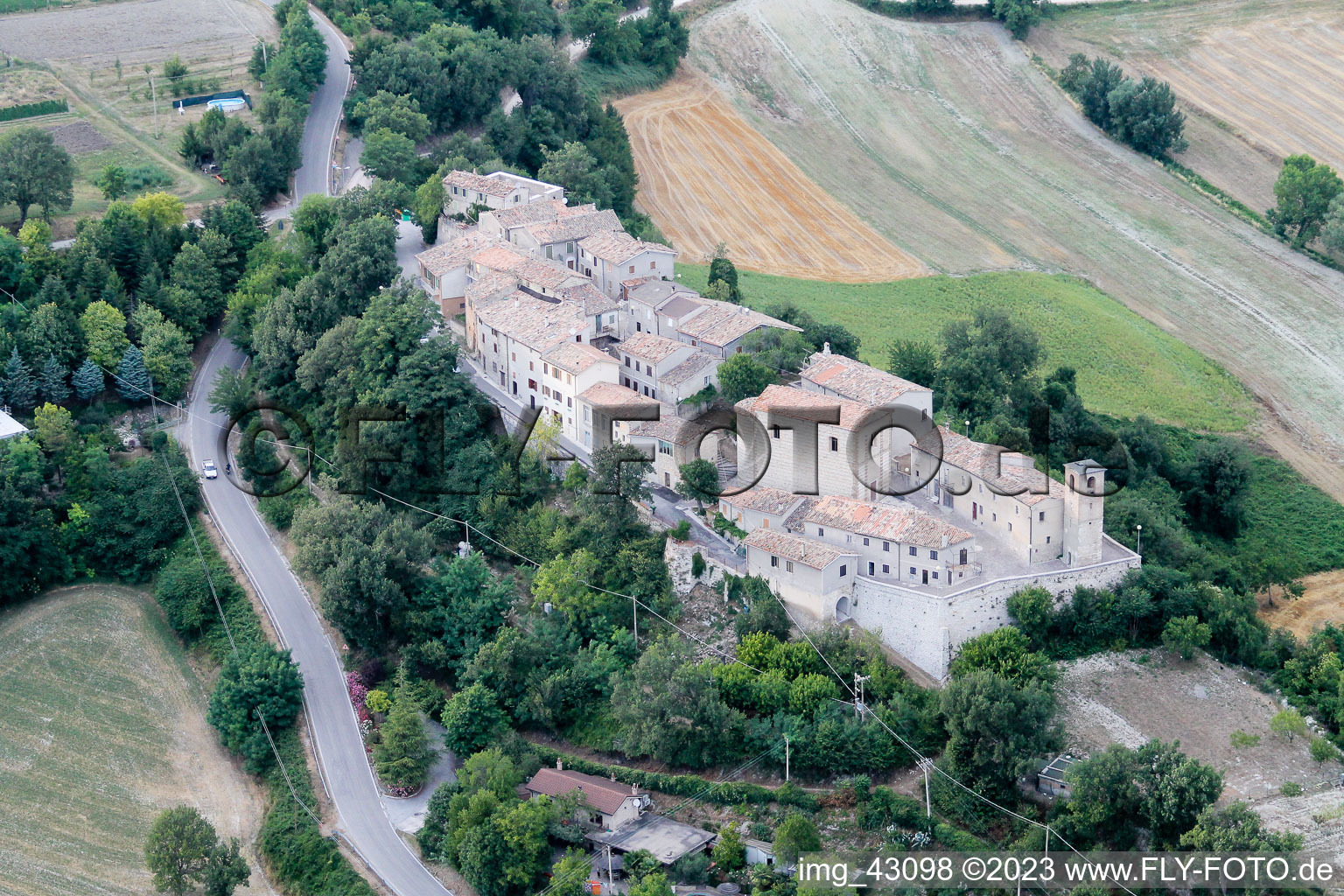 Drohnenbild von Cartoceto im Bundesland The Marches, Italien