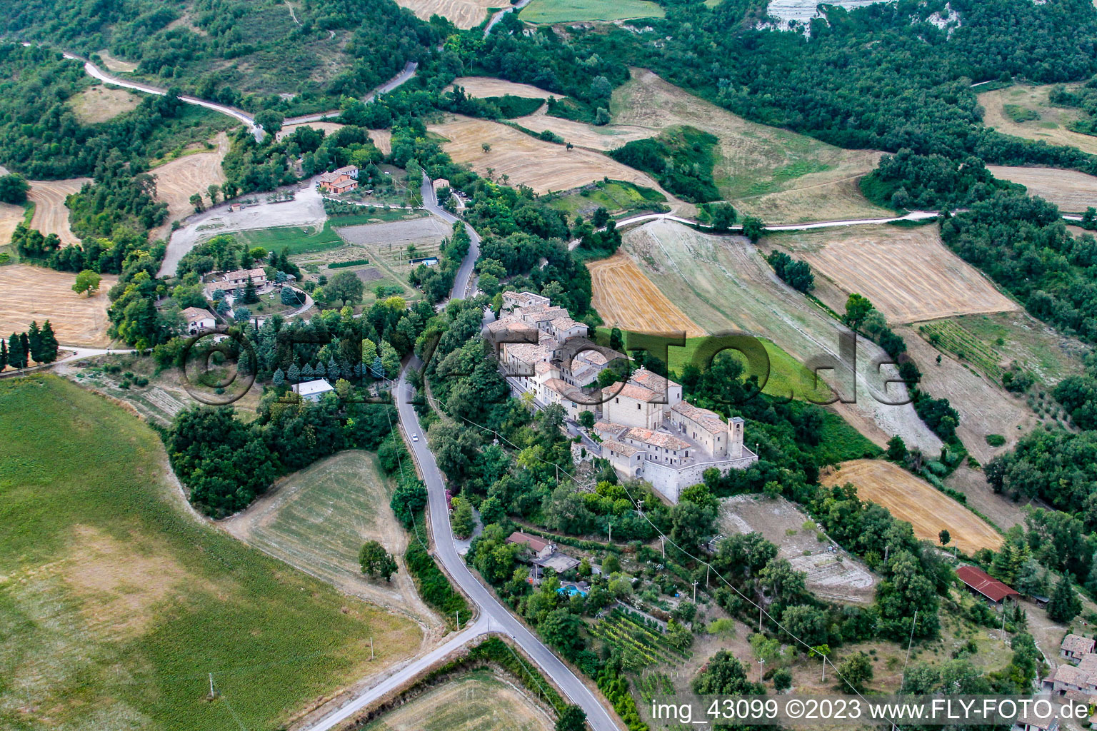 Cartoceto im Bundesland The Marches, Italien aus der Drohnenperspektive