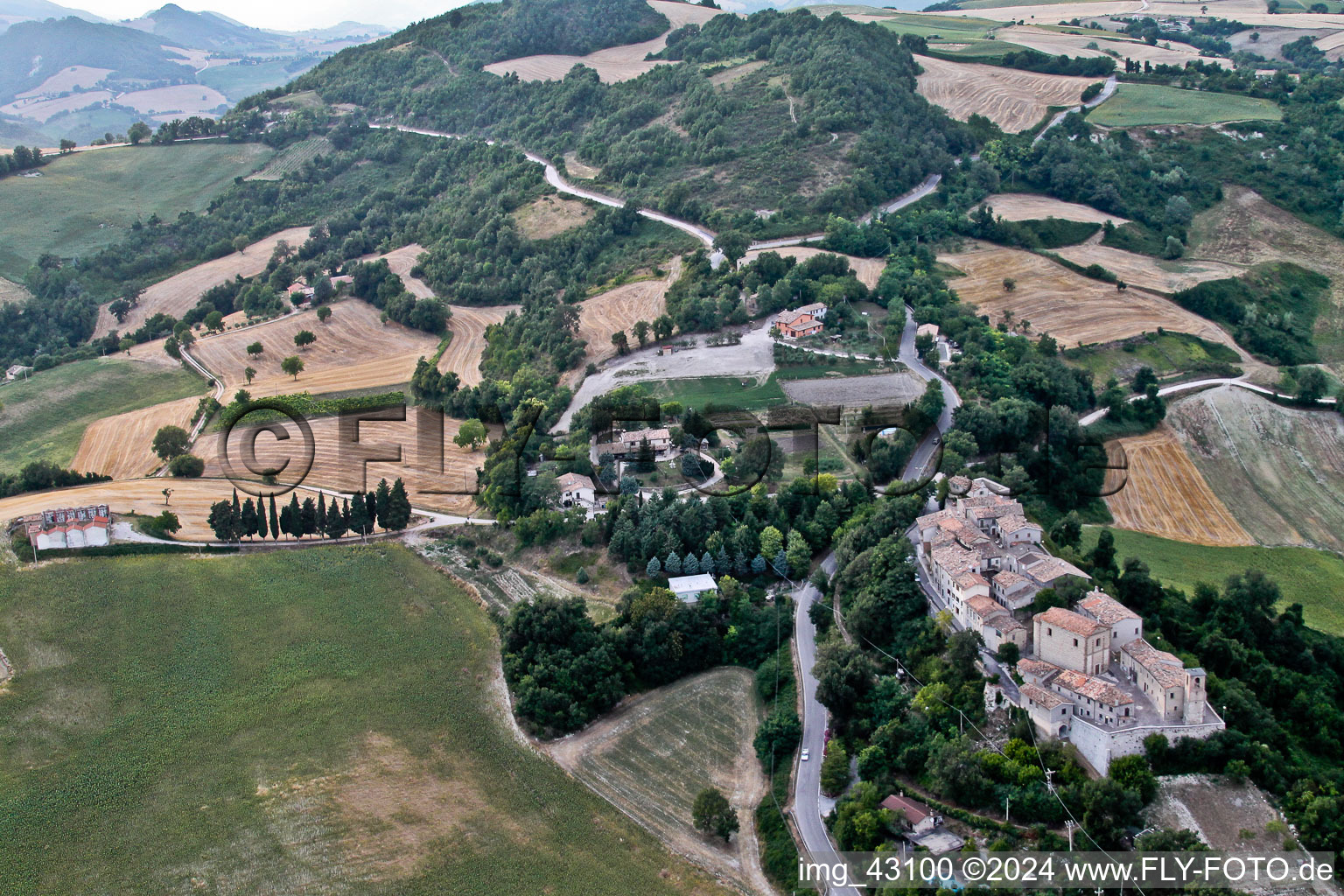Ortsansicht der Straßen und Häuser von Monterolo in Marche im Bundesland The Marches, Italien