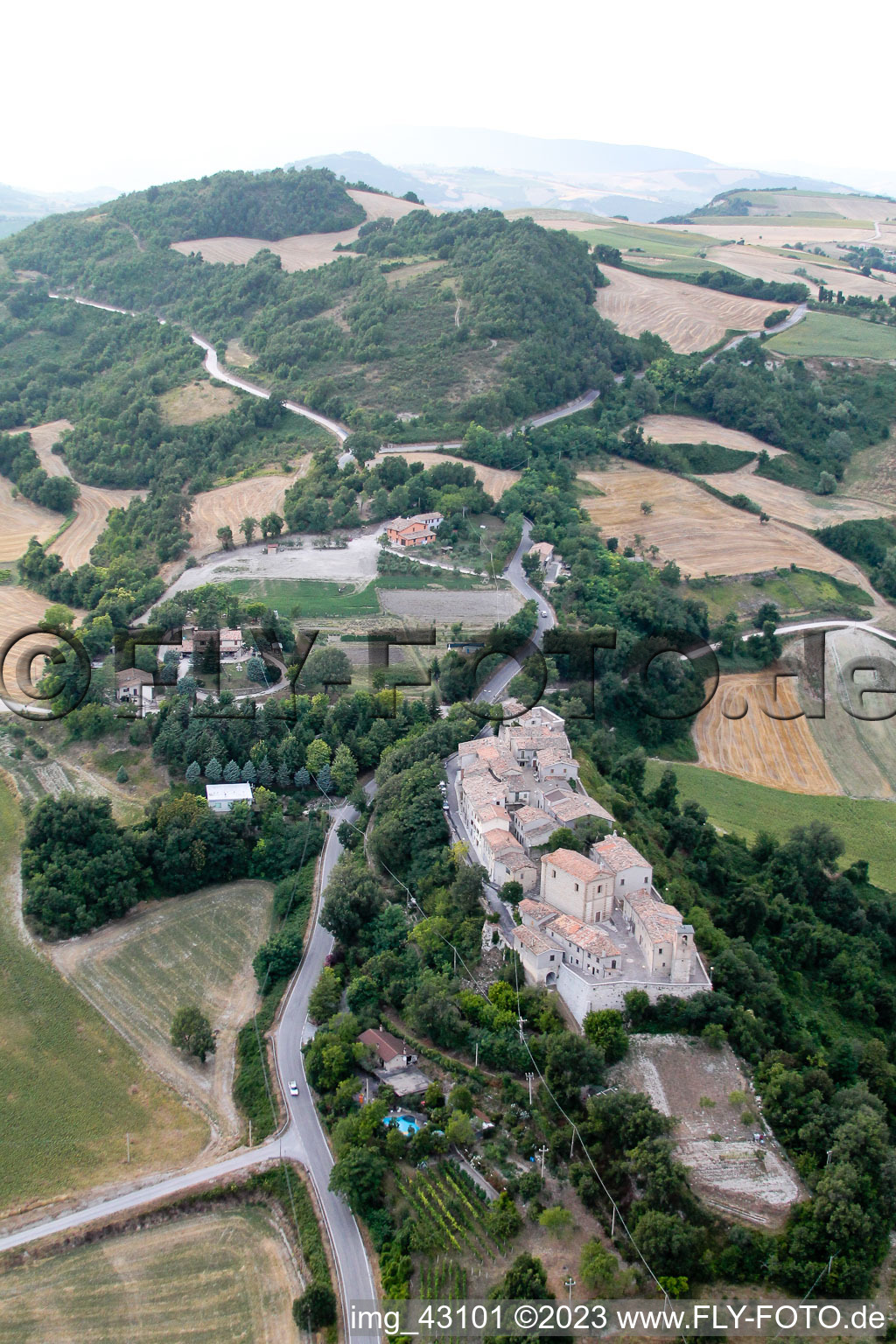 Cartoceto im Bundesland The Marches, Italien von einer Drohne aus