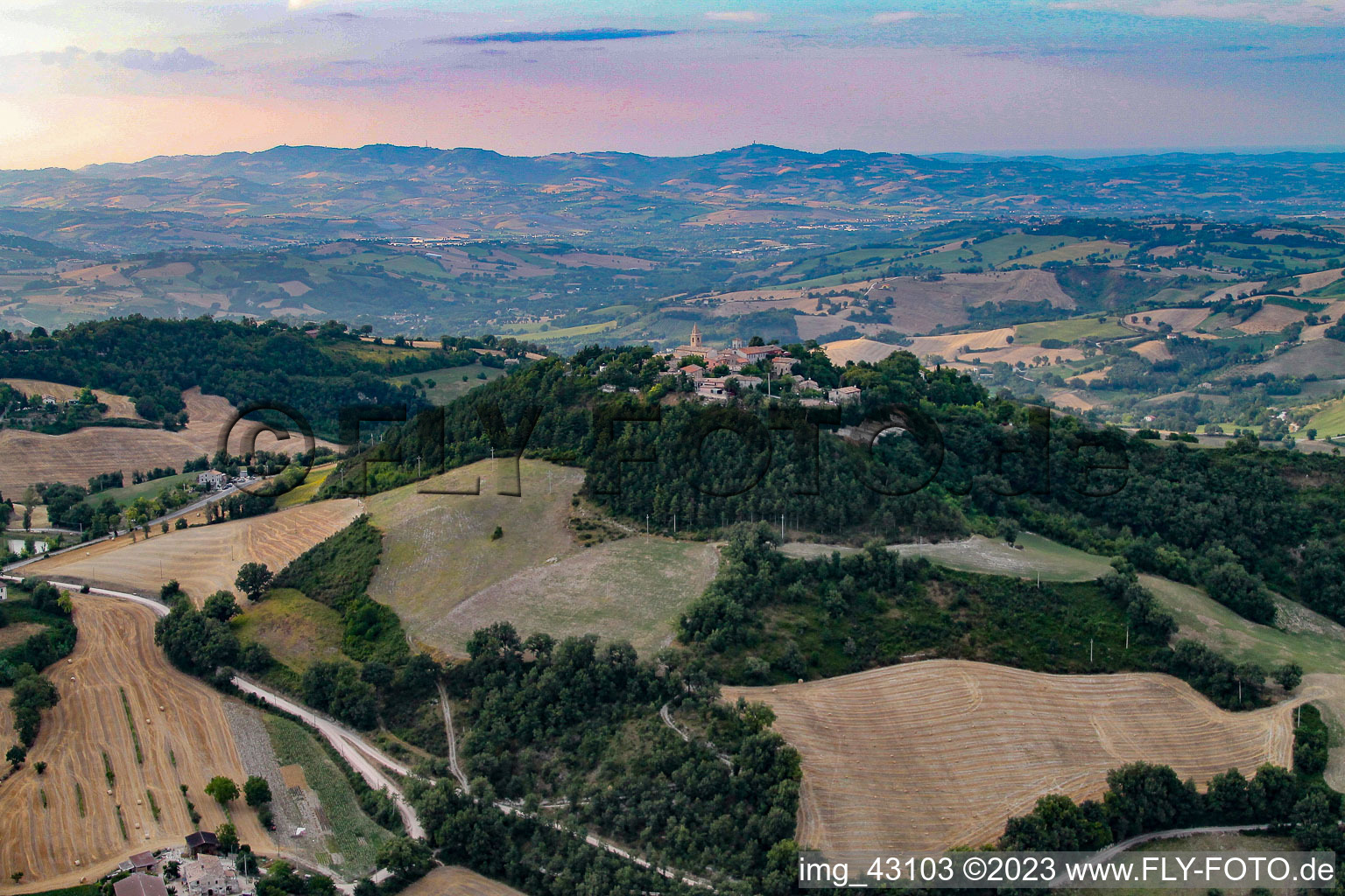 Cartoceto im Bundesland The Marches, Italien von der Drohne aus gesehen