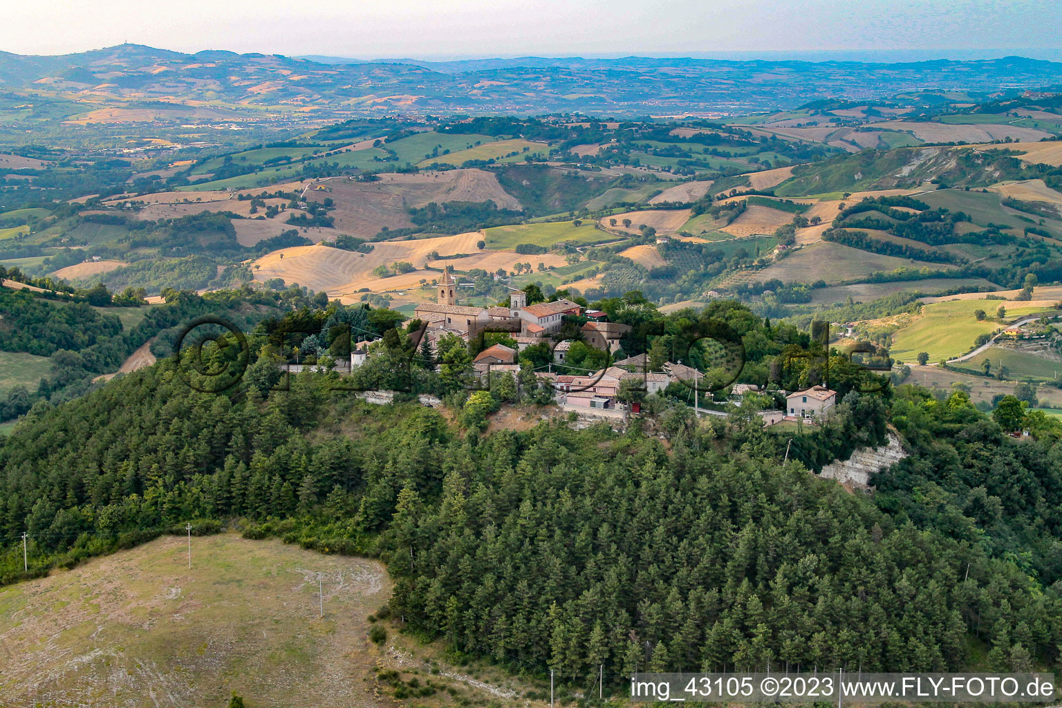 Luftbild von Cartoceto im Bundesland The Marches, Italien
