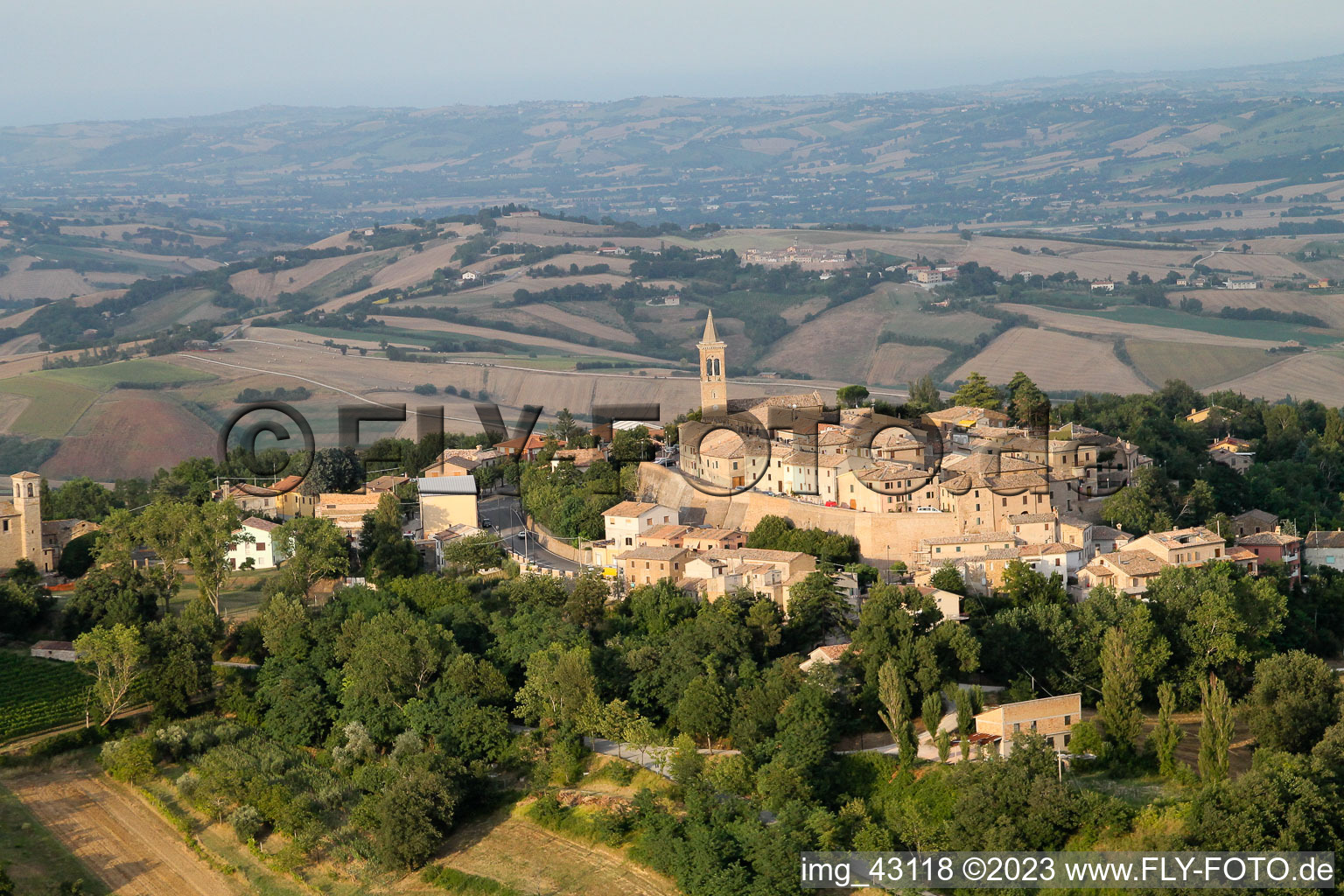 Luftbild von Ortsansicht der Straßen und Häuser von Fratte Rosa in Marche im Bundesland The Marches, Italien